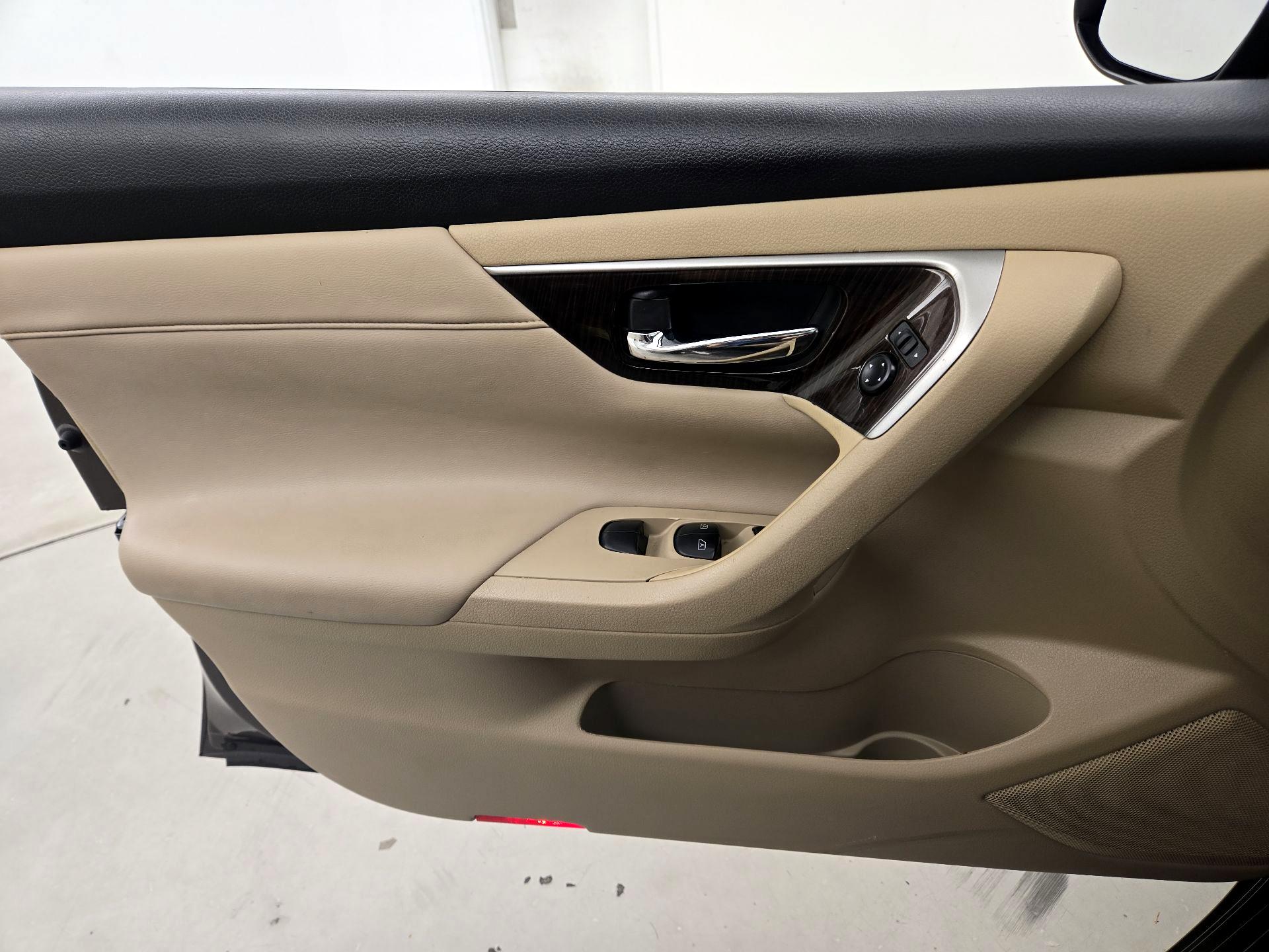 Thumbnail: 2015 Nissan Altima - 12