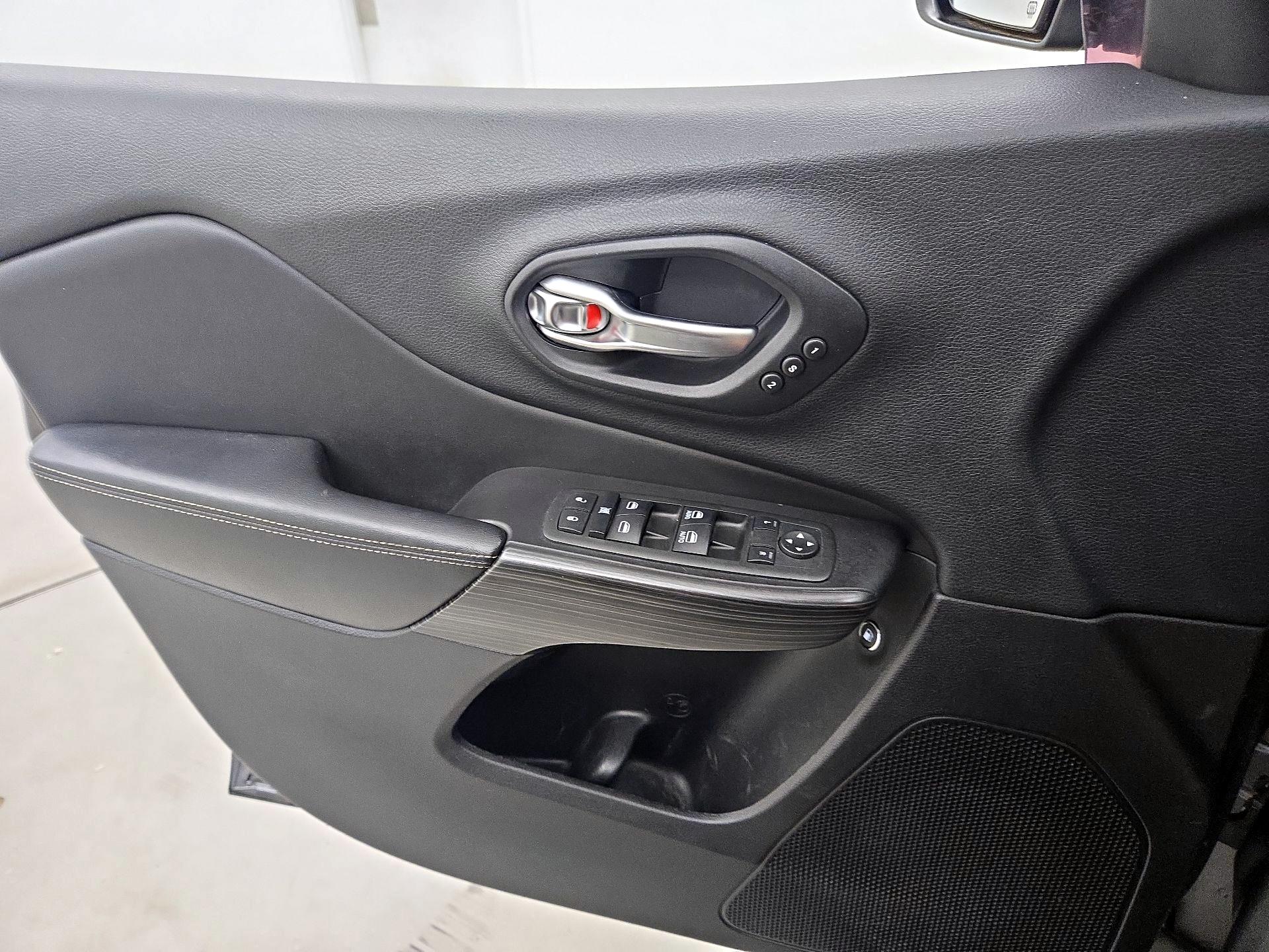 Thumbnail: 2015 Jeep Cherokee - 12