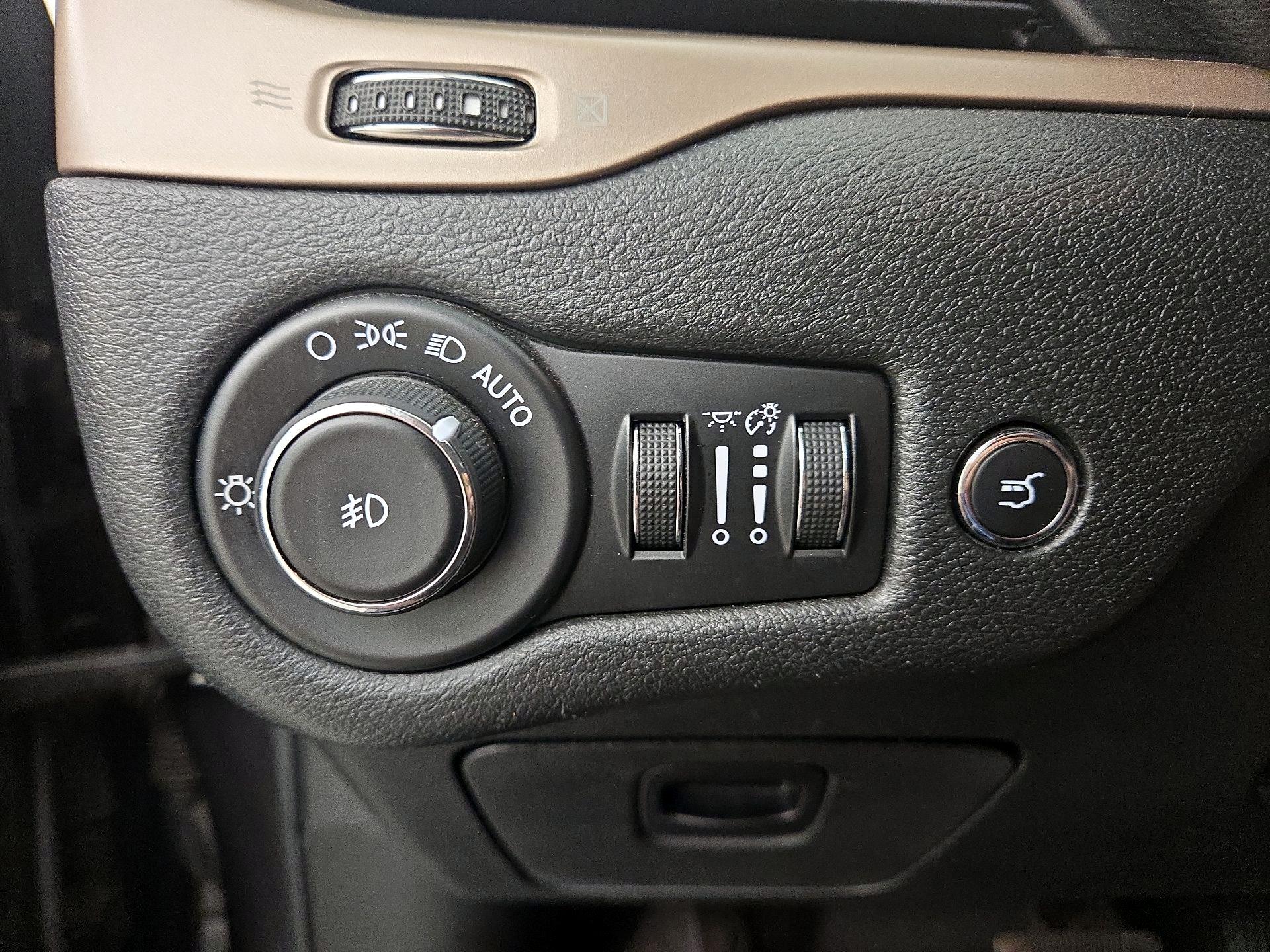 Thumbnail: 2015 Jeep Cherokee - 13