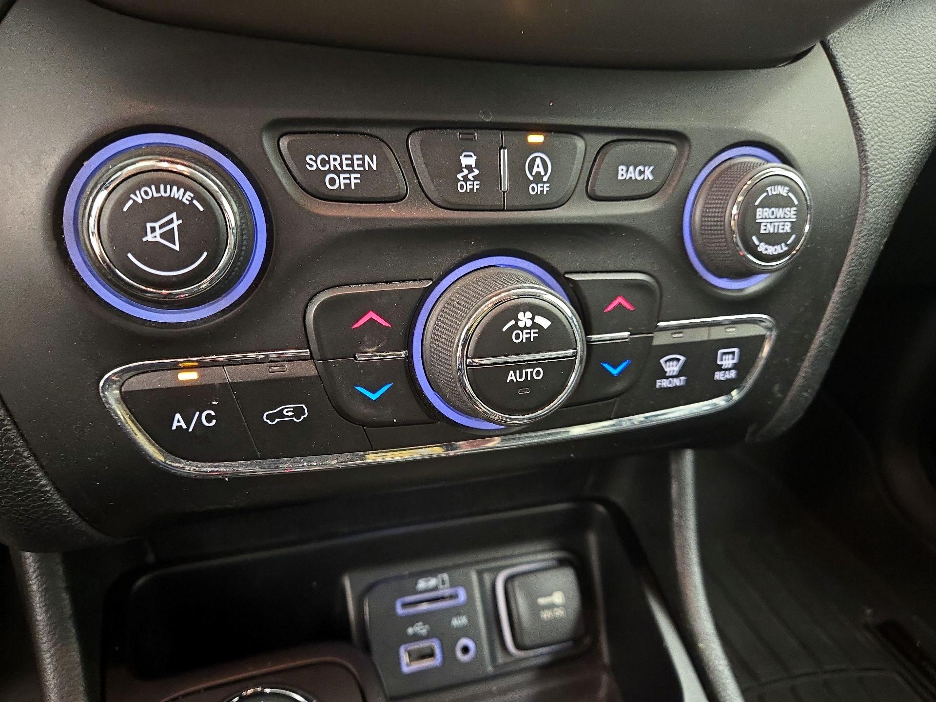 Thumbnail: 2015 Jeep Cherokee - 17