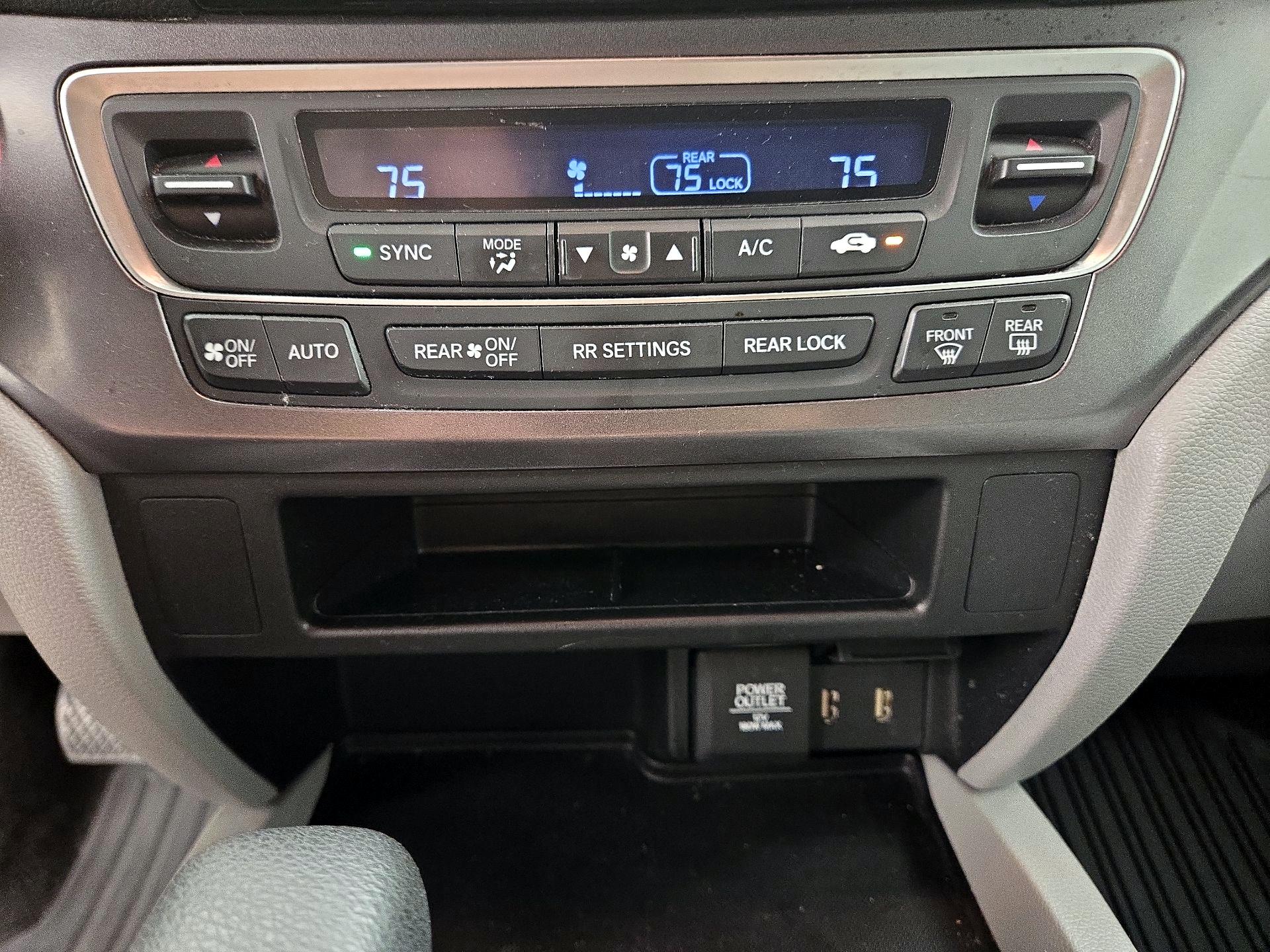 Thumbnail: 2017 Honda Pilot - 16