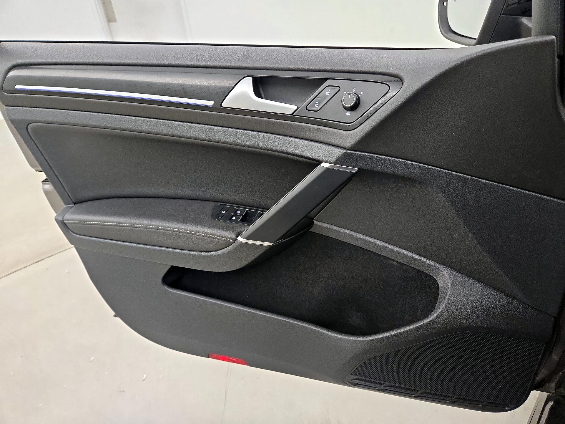 Thumbnail: 2017 Volkswagen Golf - 12