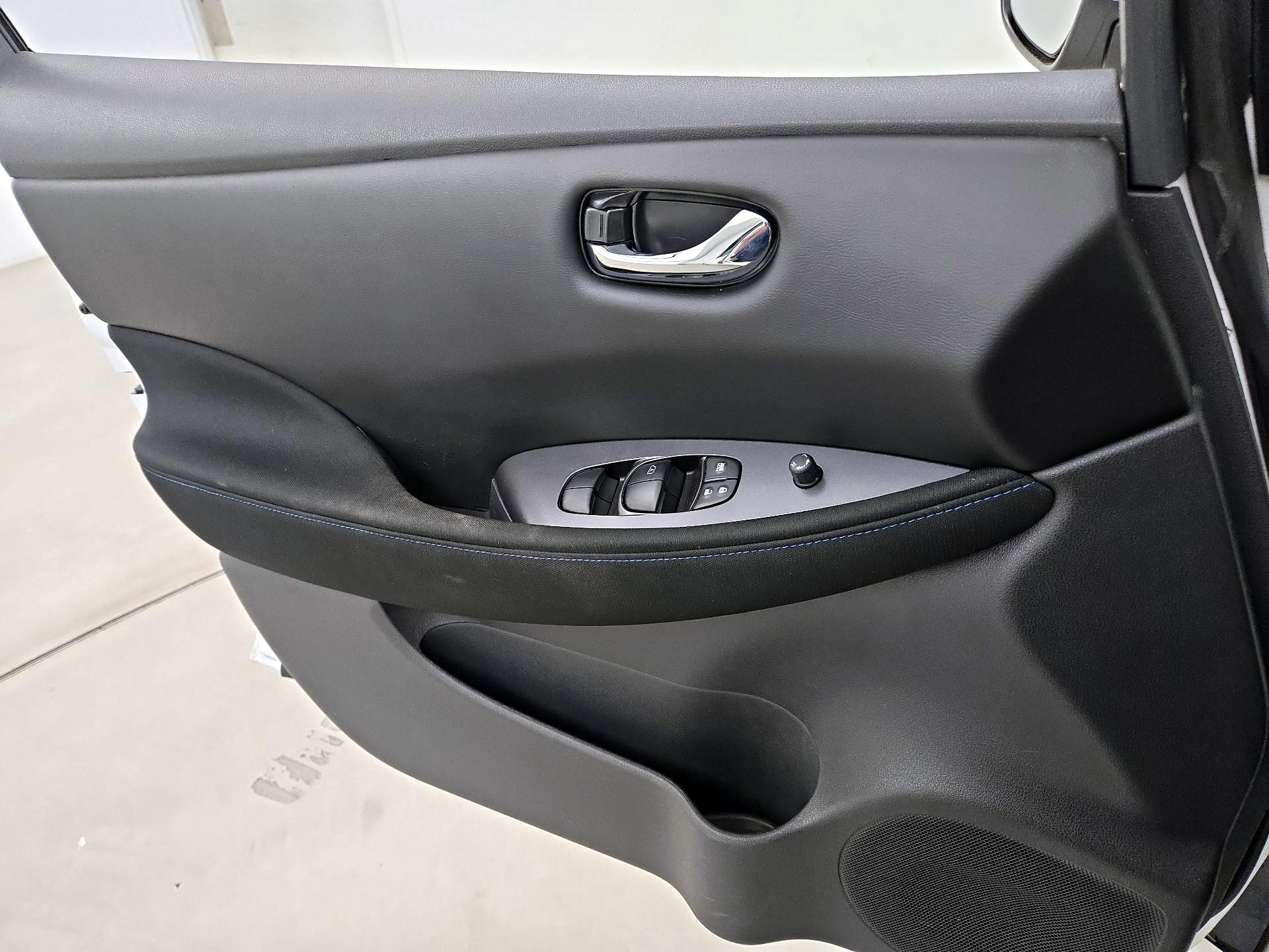 Thumbnail: 2023 Nissan Leaf - 12