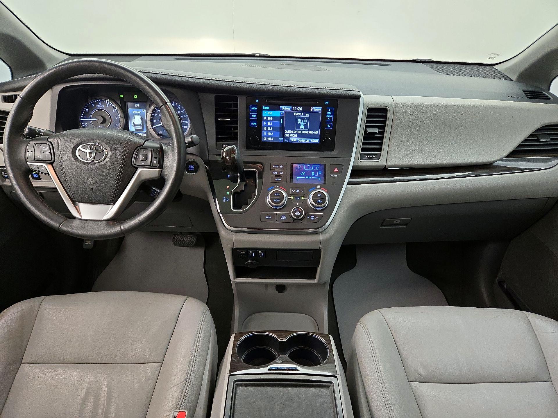 Thumbnail: 2017 Toyota Sienna - 9