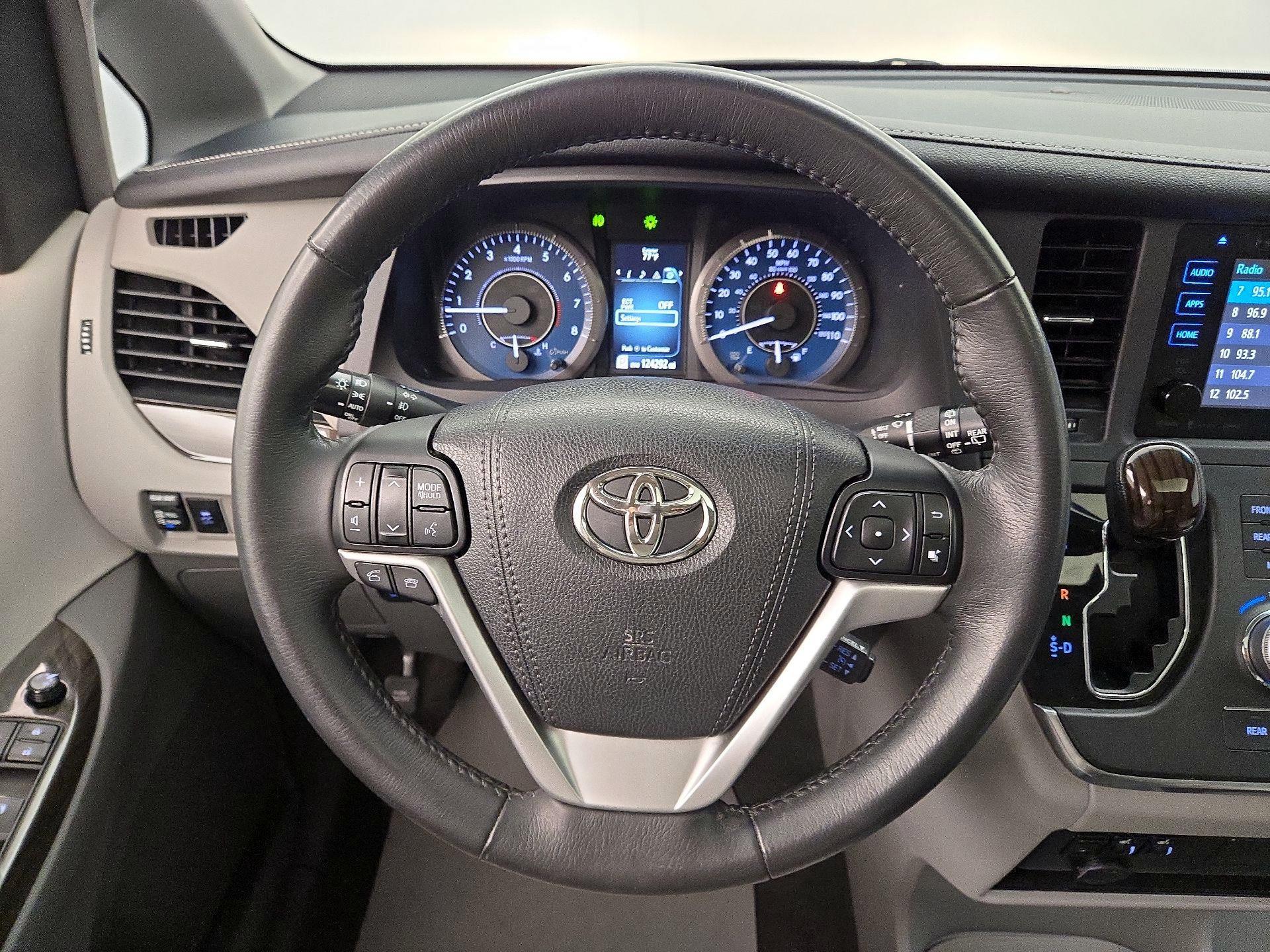 Thumbnail: 2017 Toyota Sienna - 10
