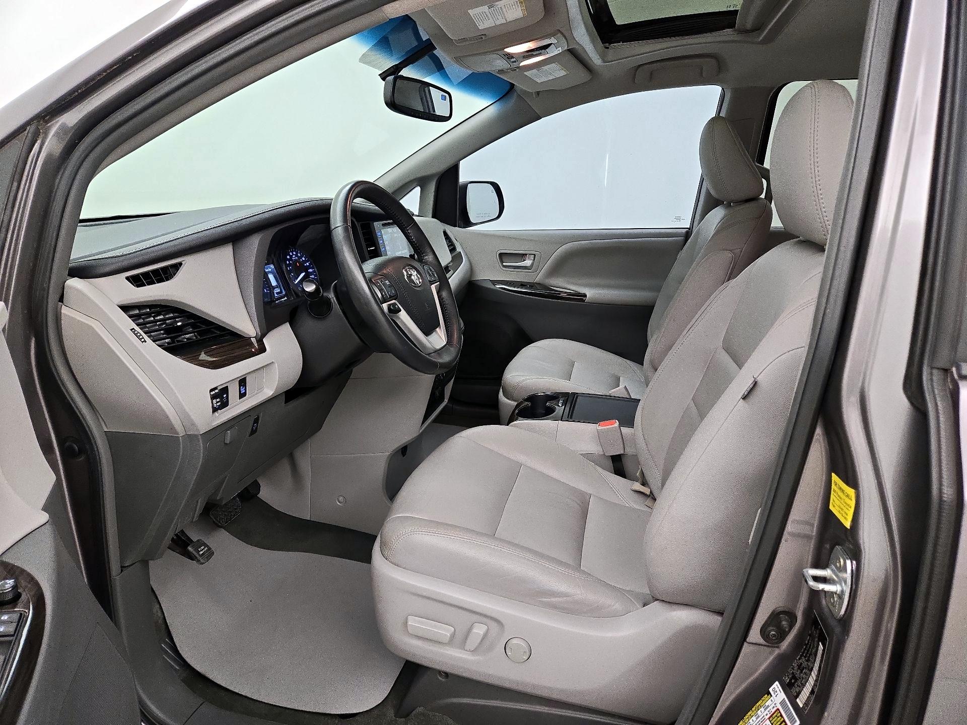Thumbnail: 2017 Toyota Sienna - 11
