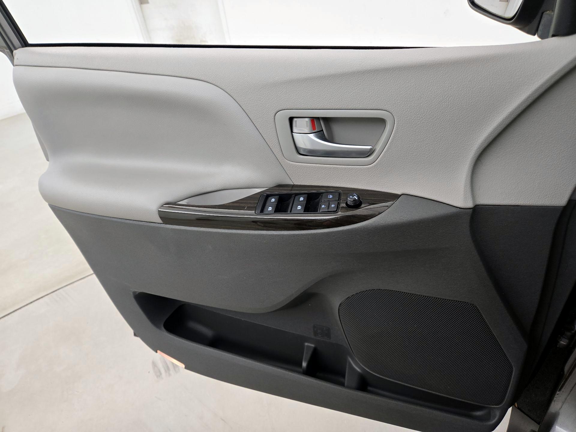 Thumbnail: 2017 Toyota Sienna - 12