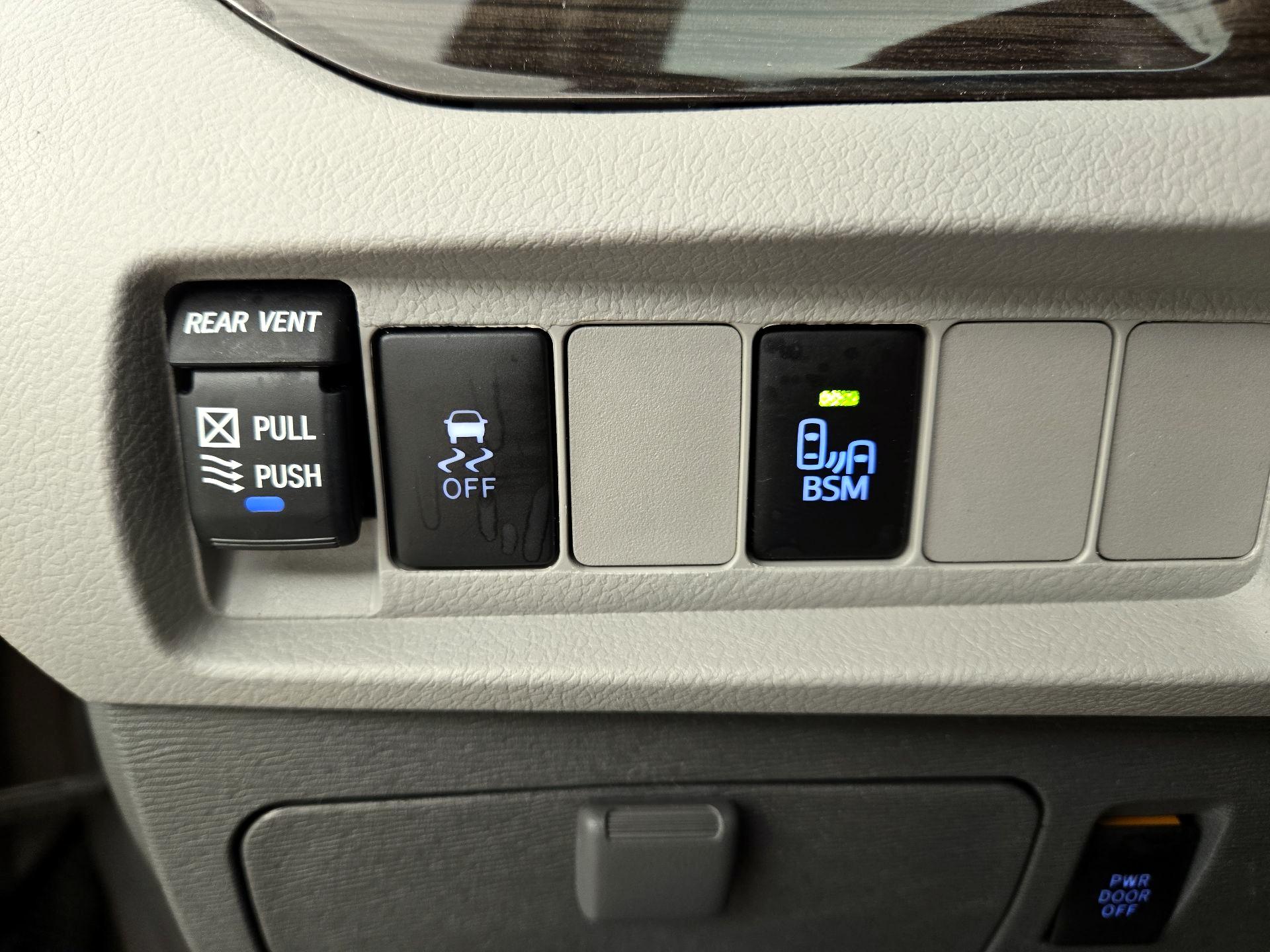 Thumbnail: 2017 Toyota Sienna - 13
