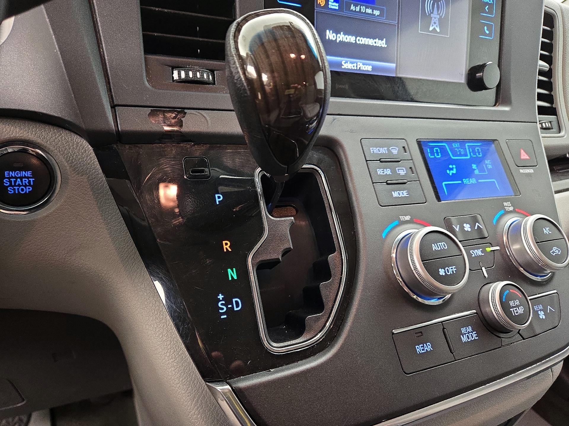 Thumbnail: 2017 Toyota Sienna - 17