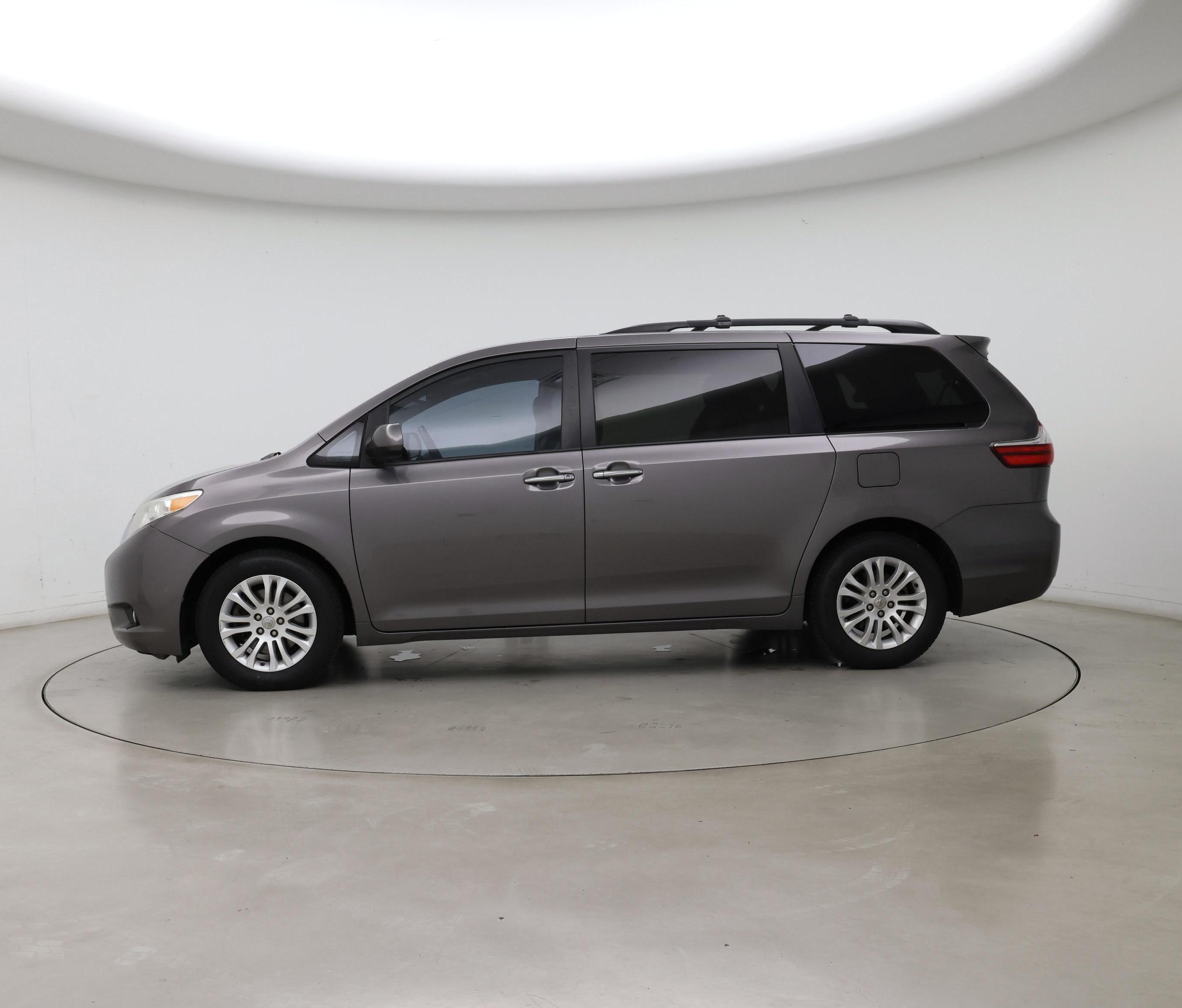 Thumbnail: 2017 Toyota Sienna - 3
