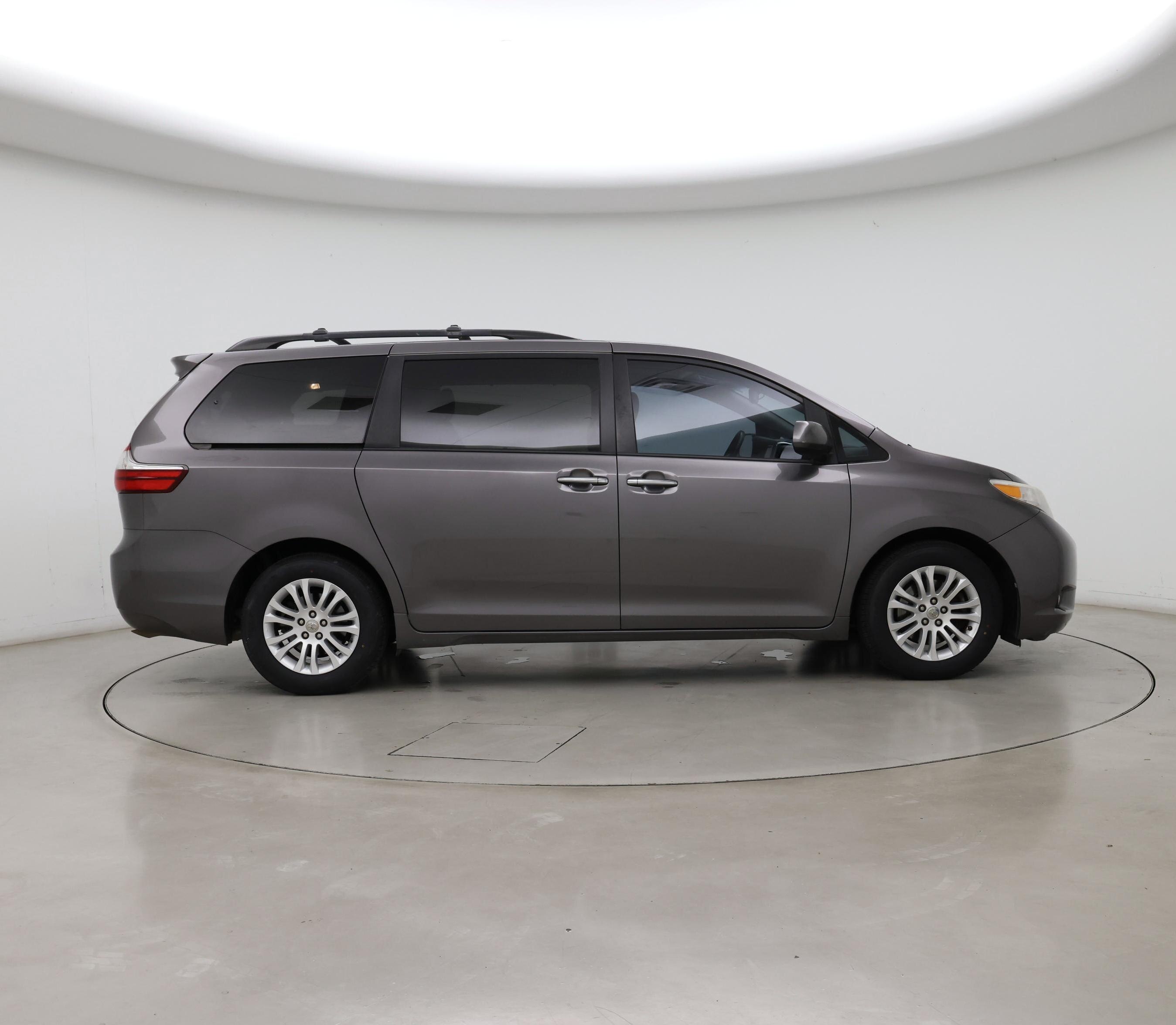 Thumbnail: 2017 Toyota Sienna - 7