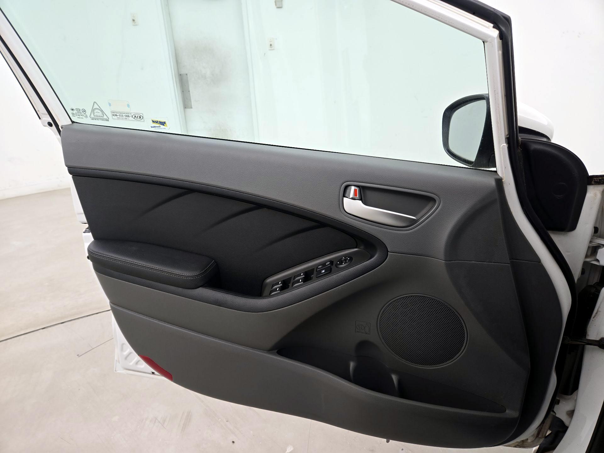 Thumbnail: 2017 Kia Forte - 12