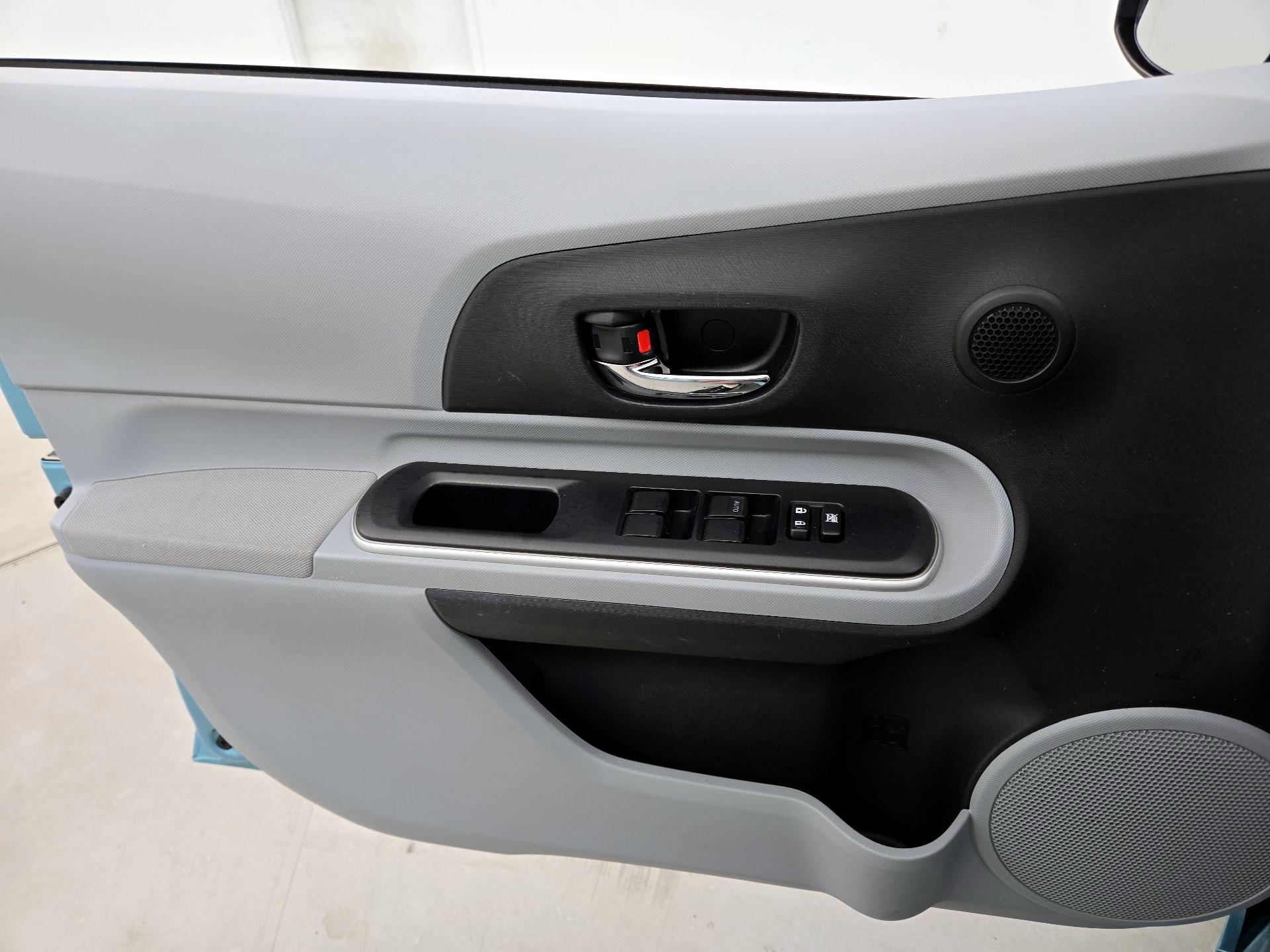 Thumbnail: 2014 Toyota Prius c - 12