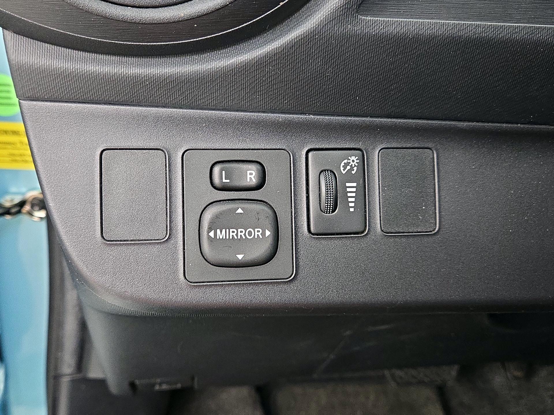 Thumbnail: 2014 Toyota Prius c - 13