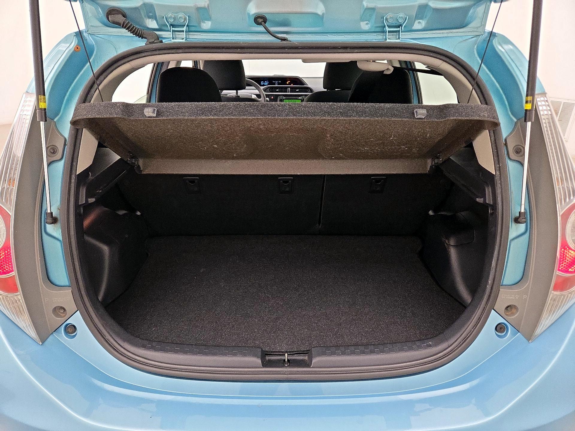 Thumbnail: 2014 Toyota Prius c - 18