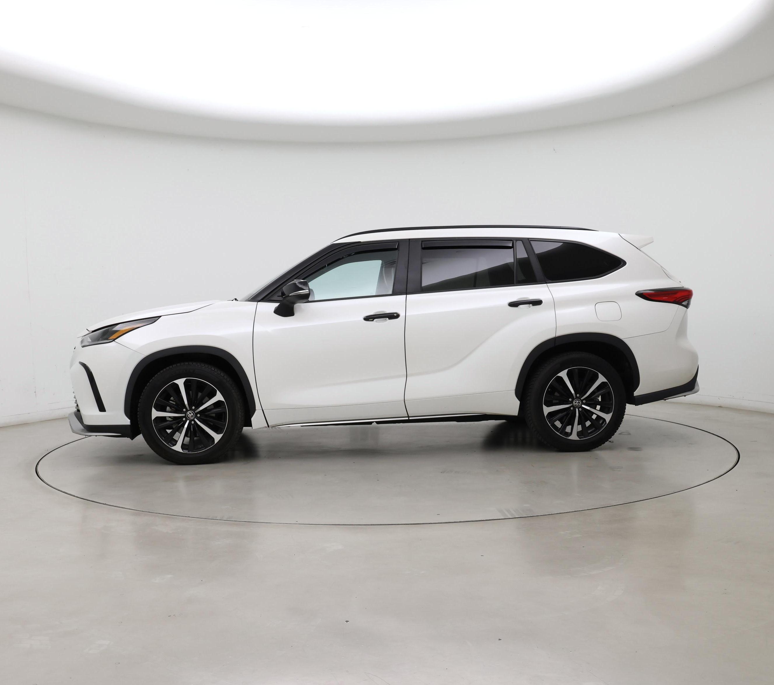 Thumbnail: 2021 Toyota Highlander - 3