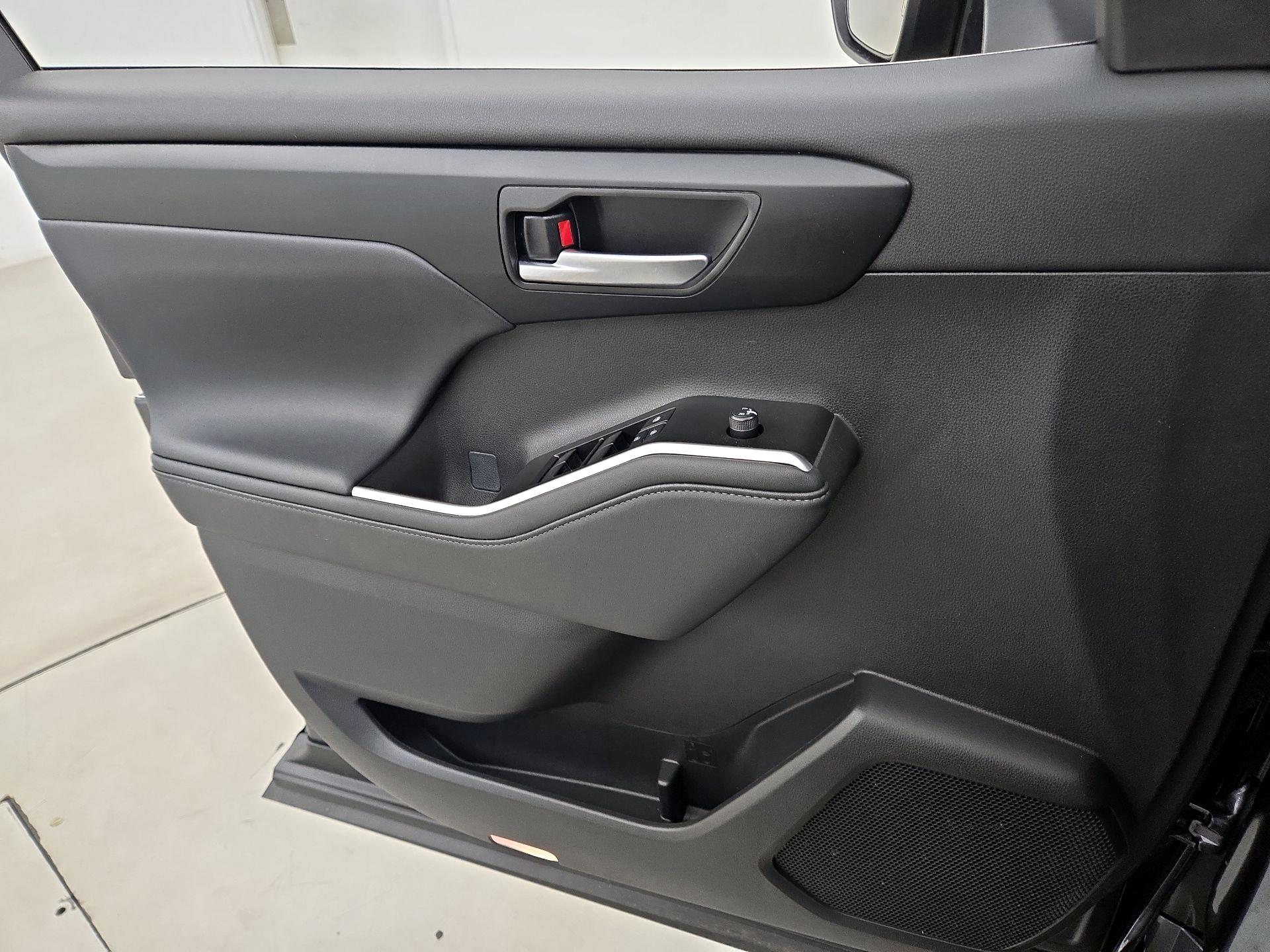 Thumbnail: 2025 Toyota Highlander - 12