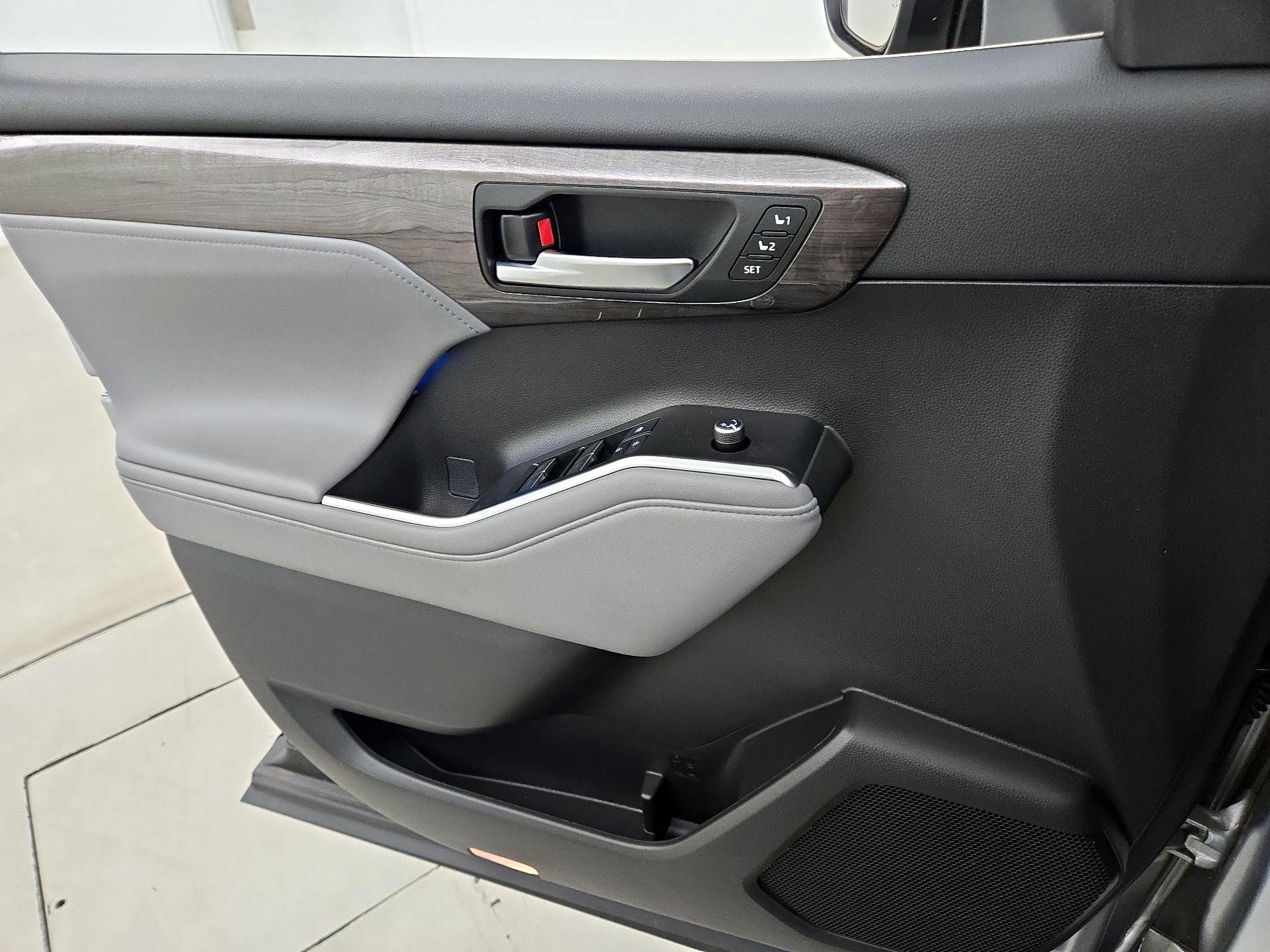 Thumbnail: 2021 Toyota Highlander - 12