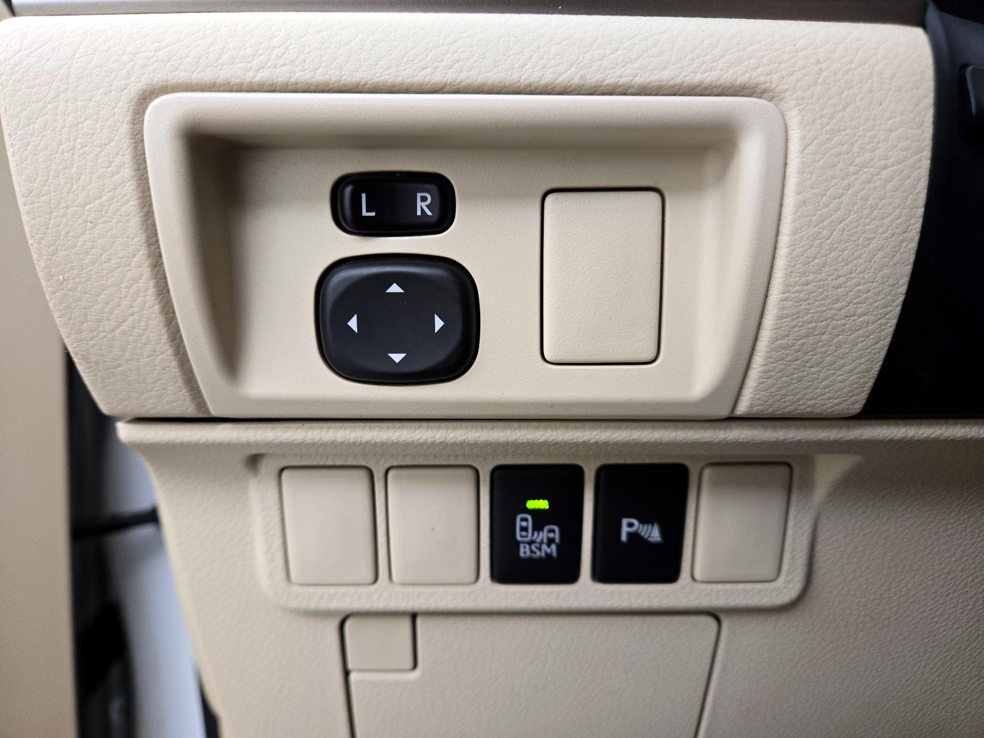 Thumbnail: 2014 Lexus ES - 13