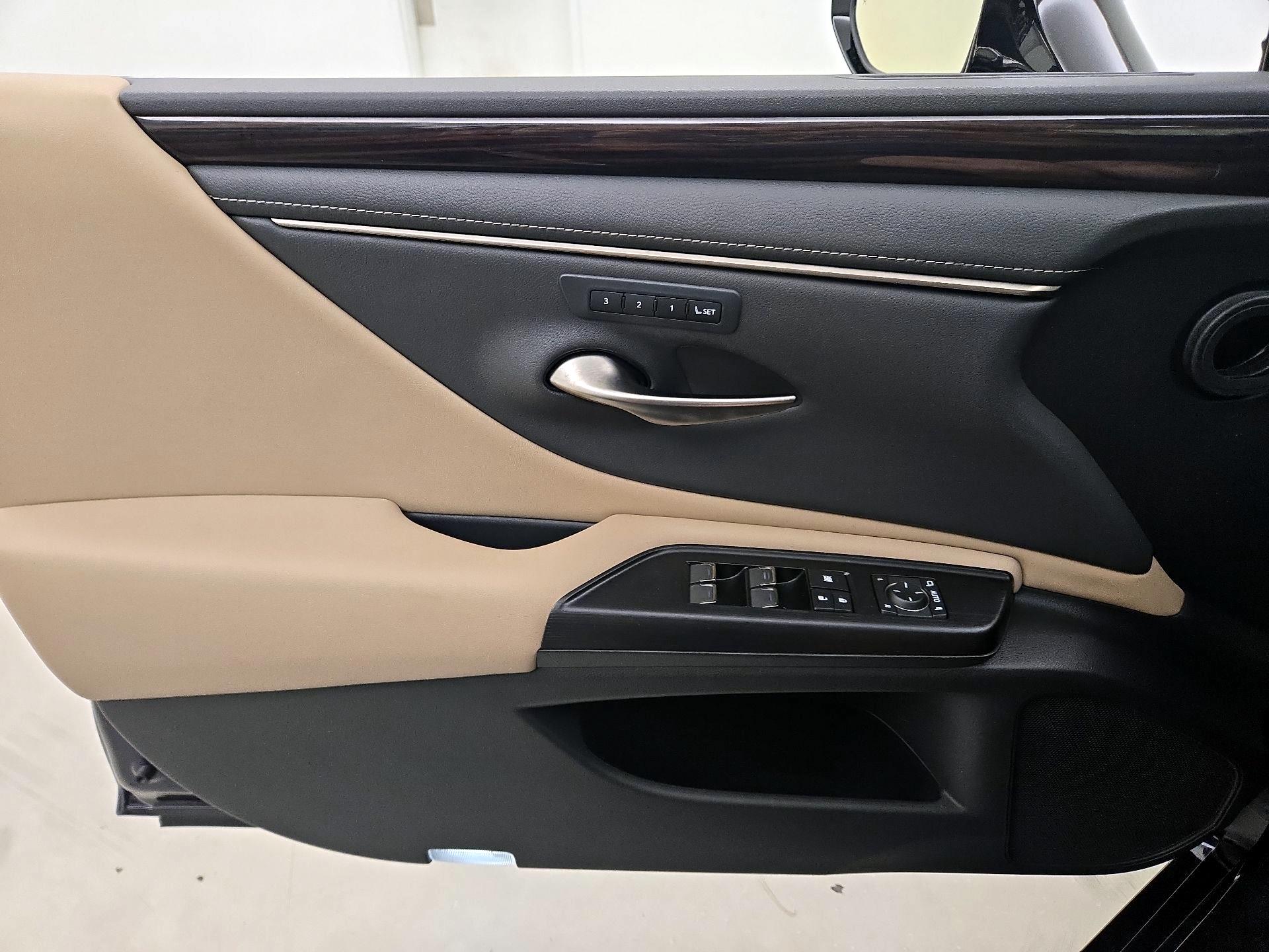 Thumbnail: 2021 Lexus ES - 12