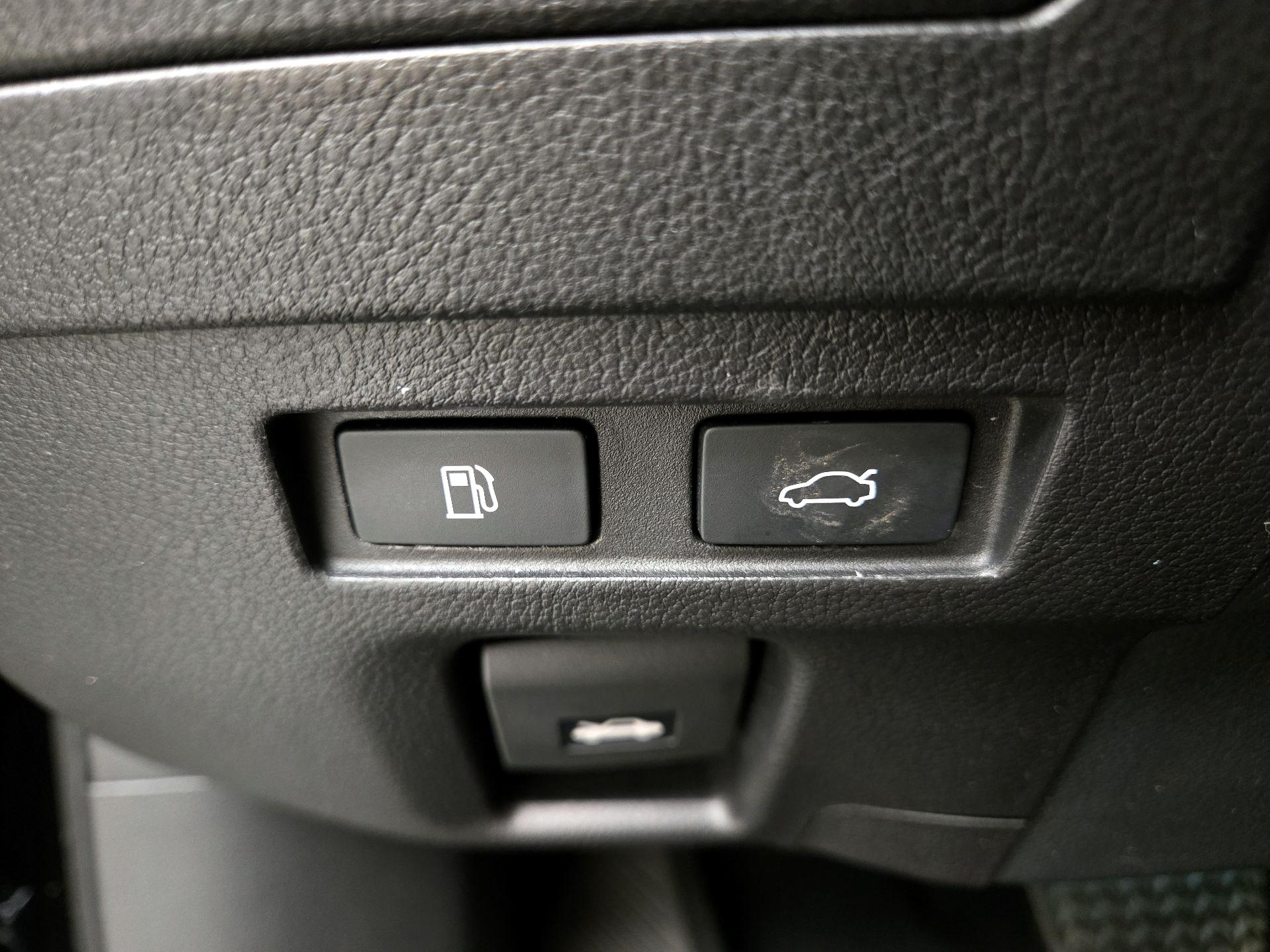 Thumbnail: 2021 Lexus ES - 13