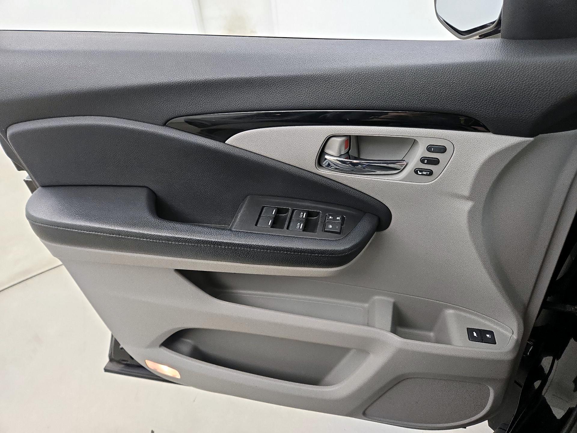 Thumbnail: 2017 Honda Pilot - 12