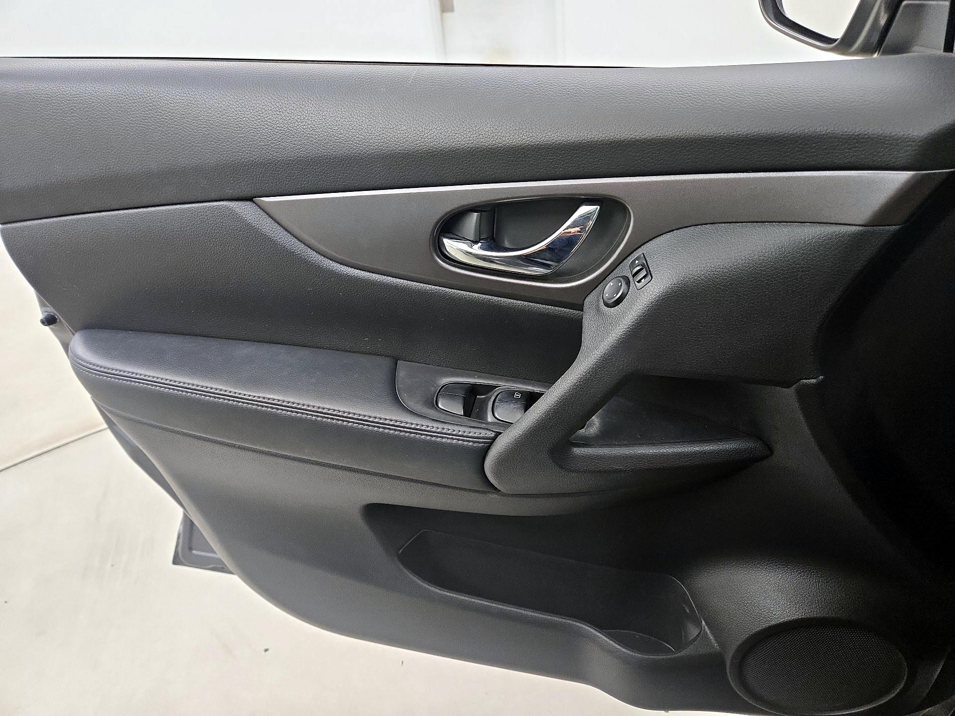 Thumbnail: 2015 Nissan Rogue - 12