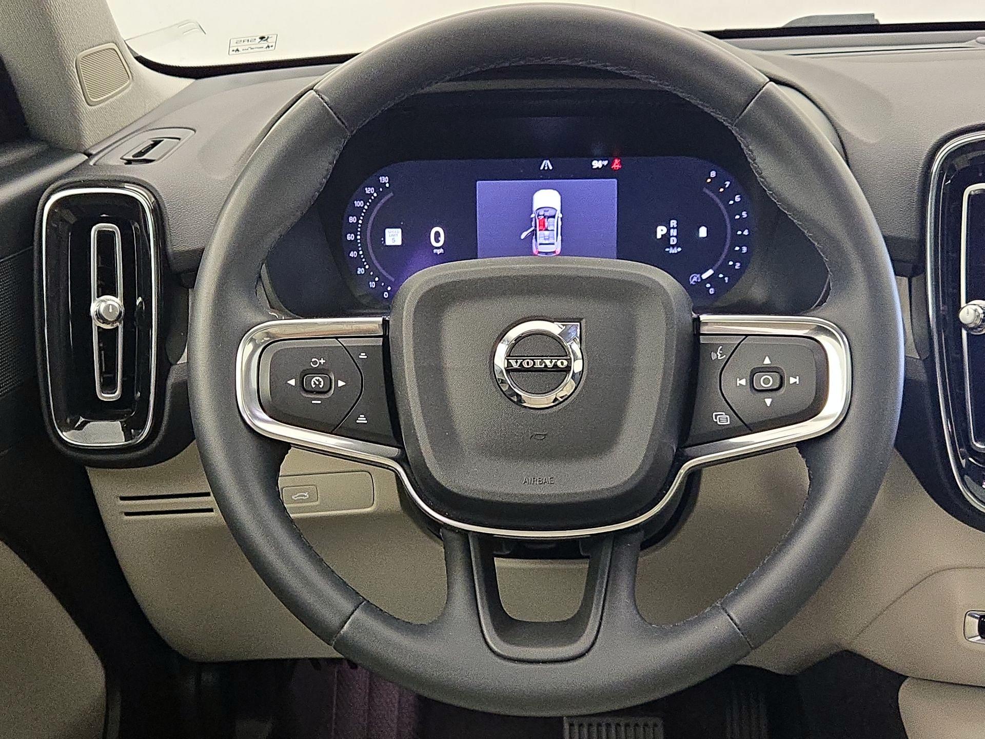 Thumbnail: 2023 Volvo XC40 - 10