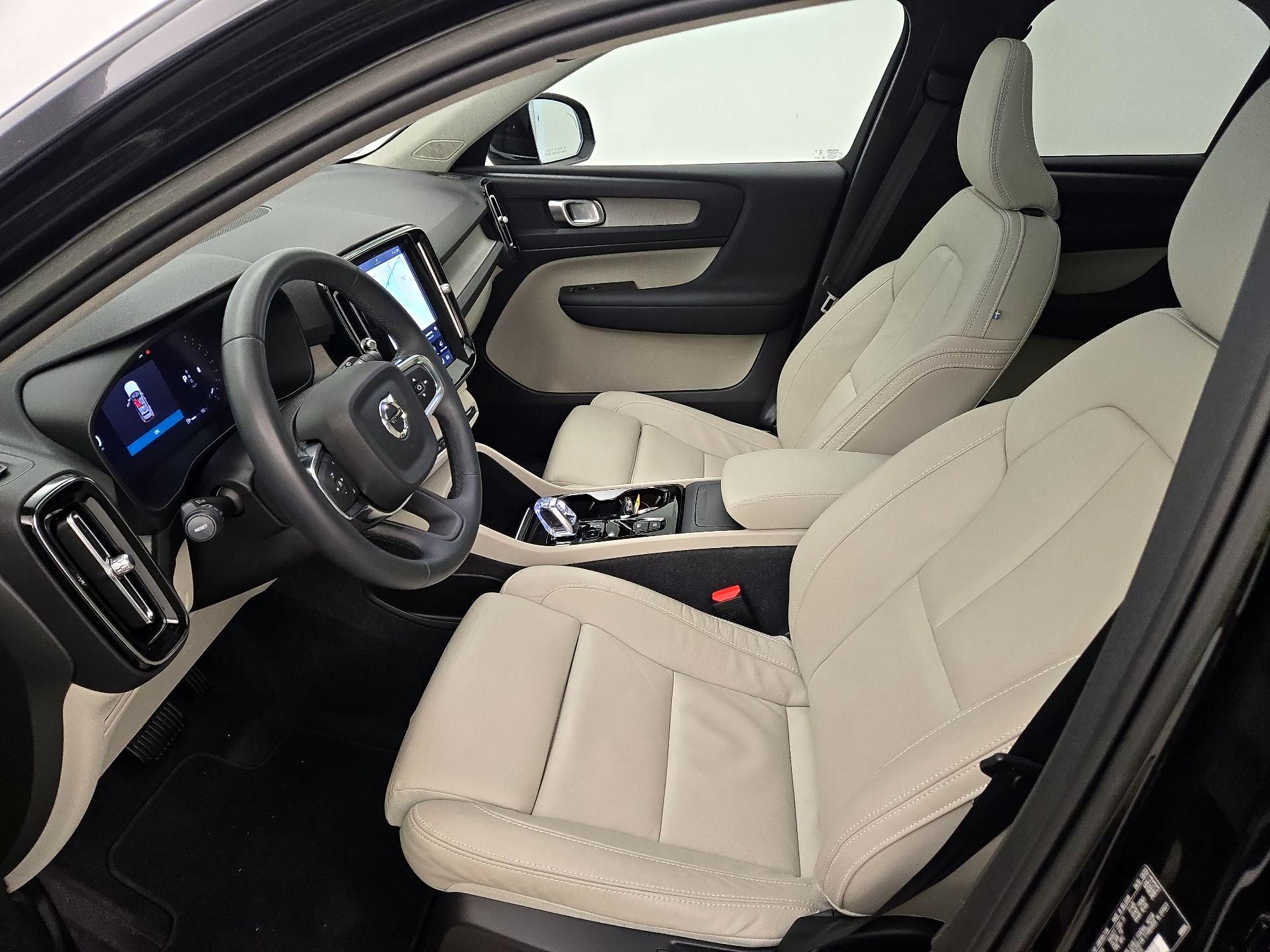 Thumbnail: 2023 Volvo XC40 - 11