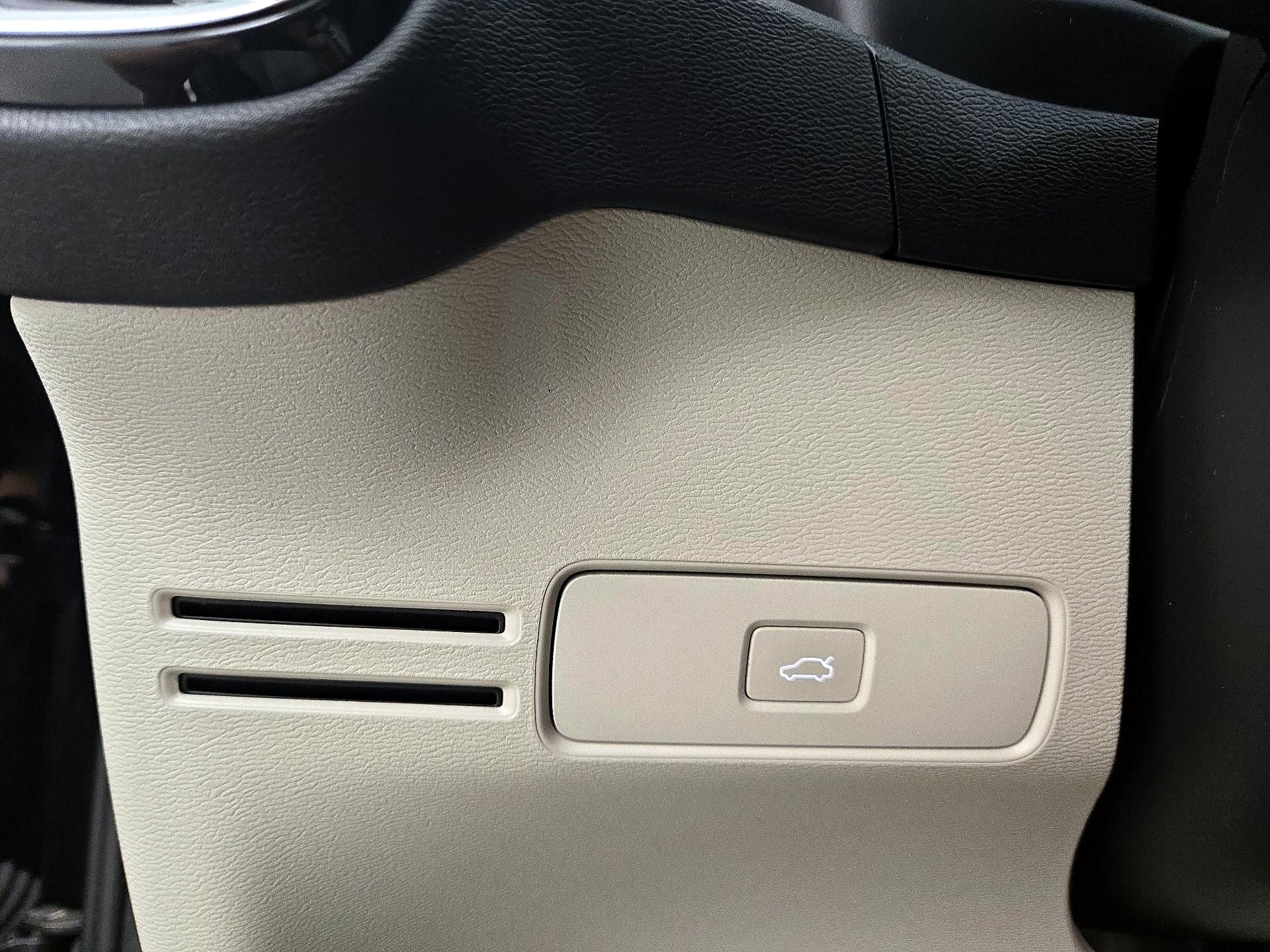 Thumbnail: 2023 Volvo XC40 - 13