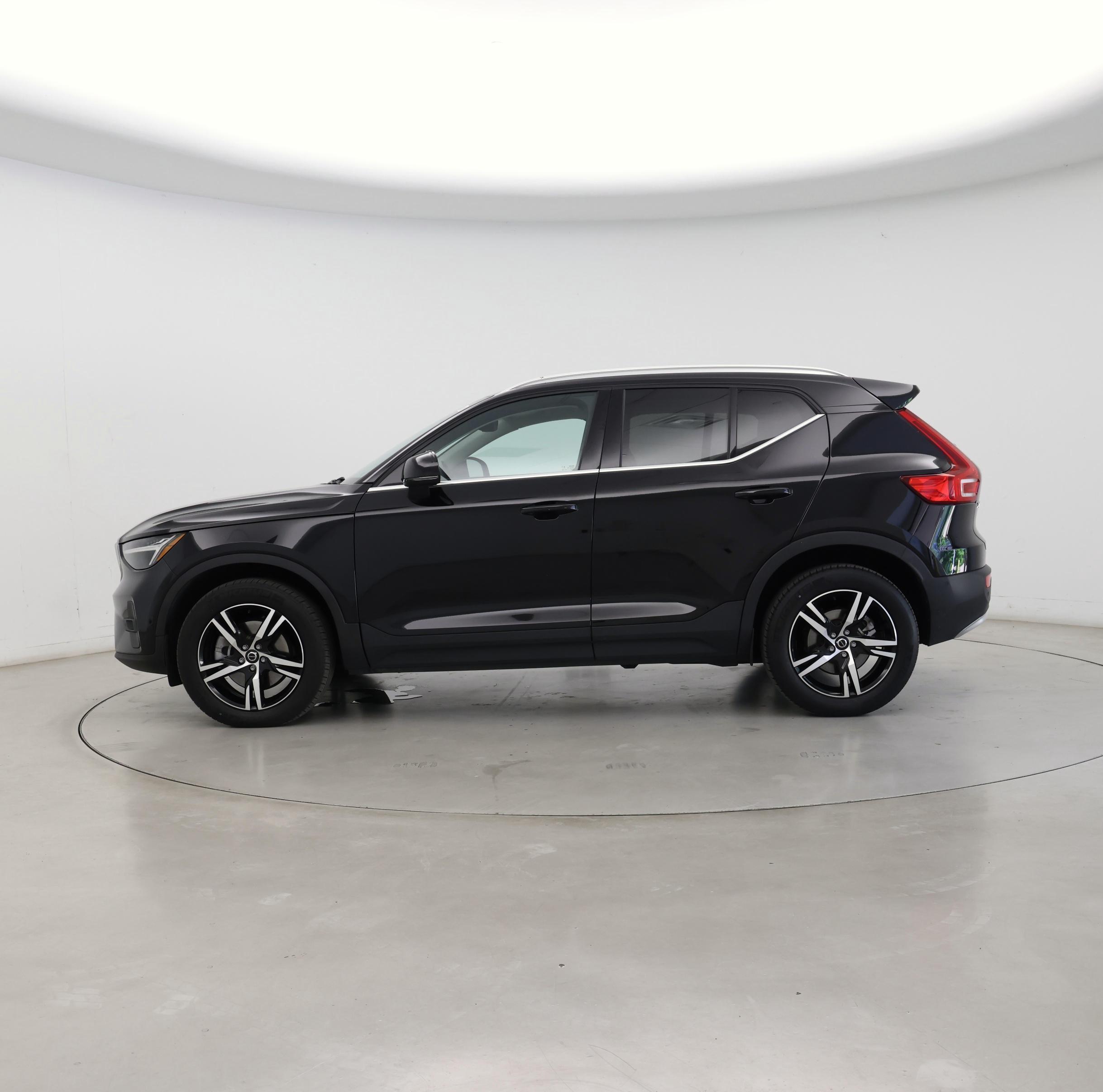 Thumbnail: 2023 Volvo XC40 - 3
