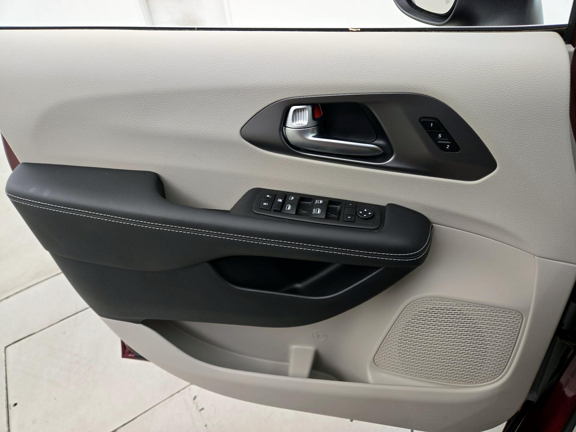 Thumbnail: 2023 Chrysler Pacifica - 12