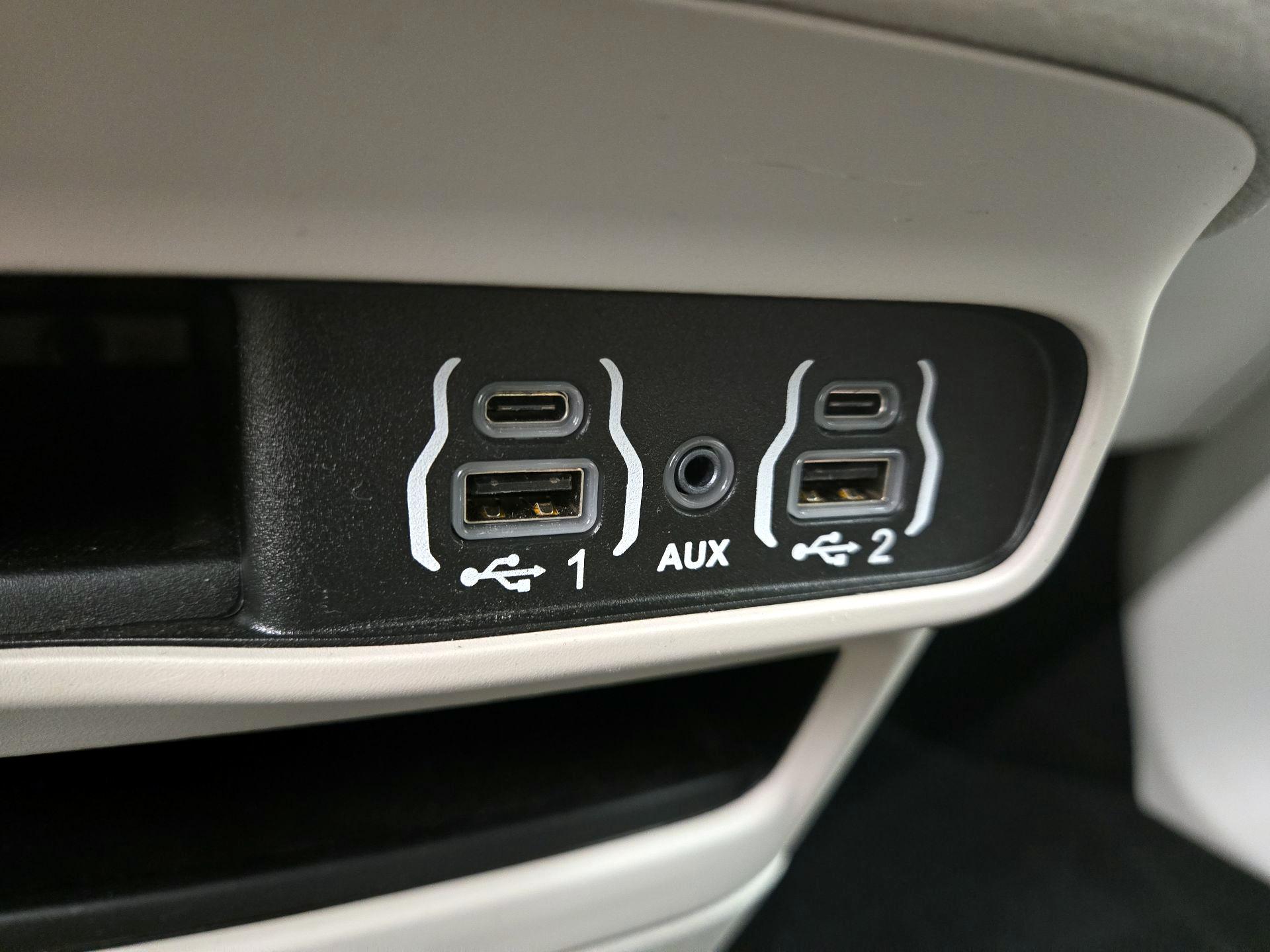 Thumbnail: 2023 Chrysler Pacifica - 18