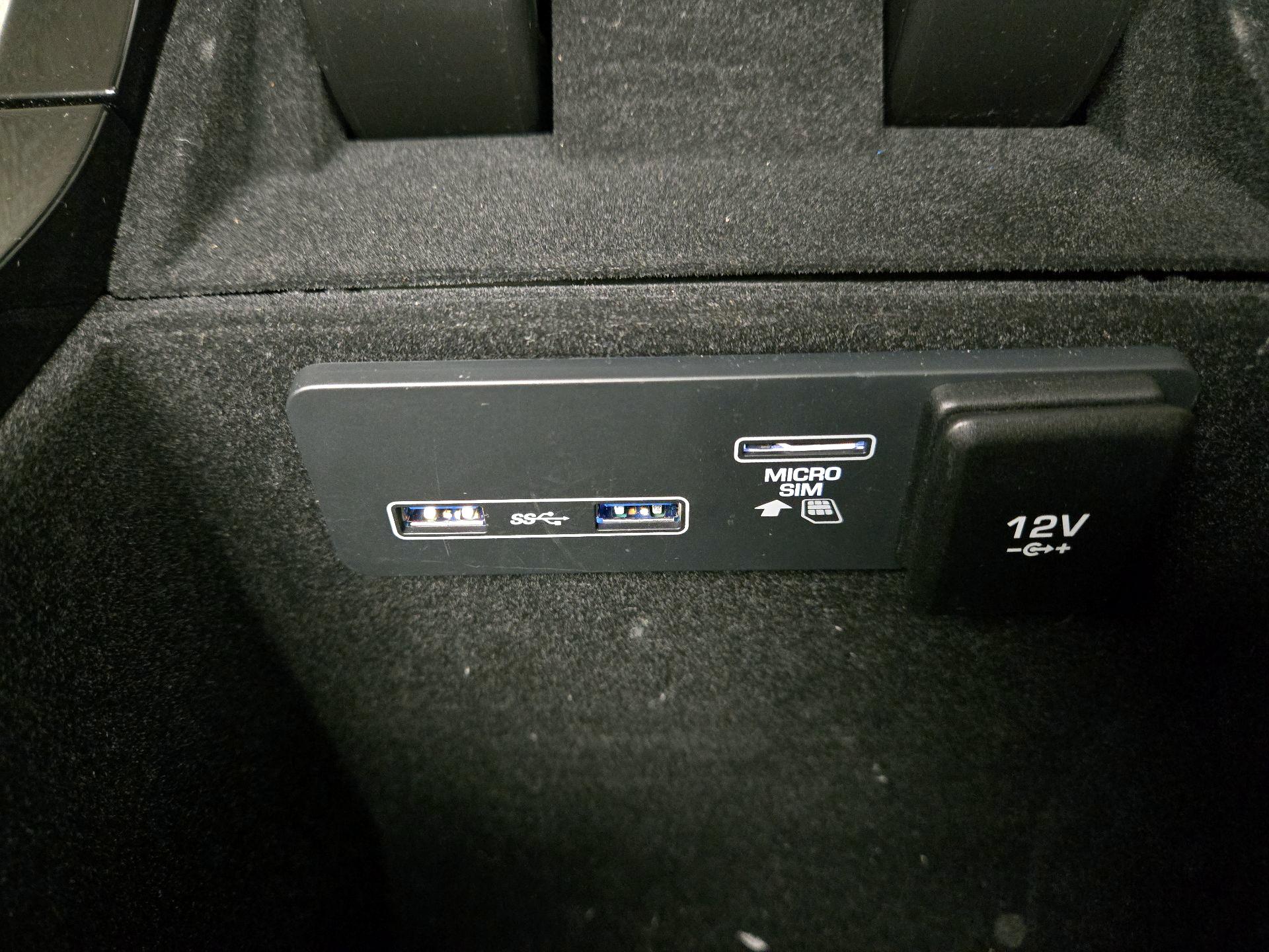 Thumbnail: 2020 Land Rover Range Rover Velar - 19