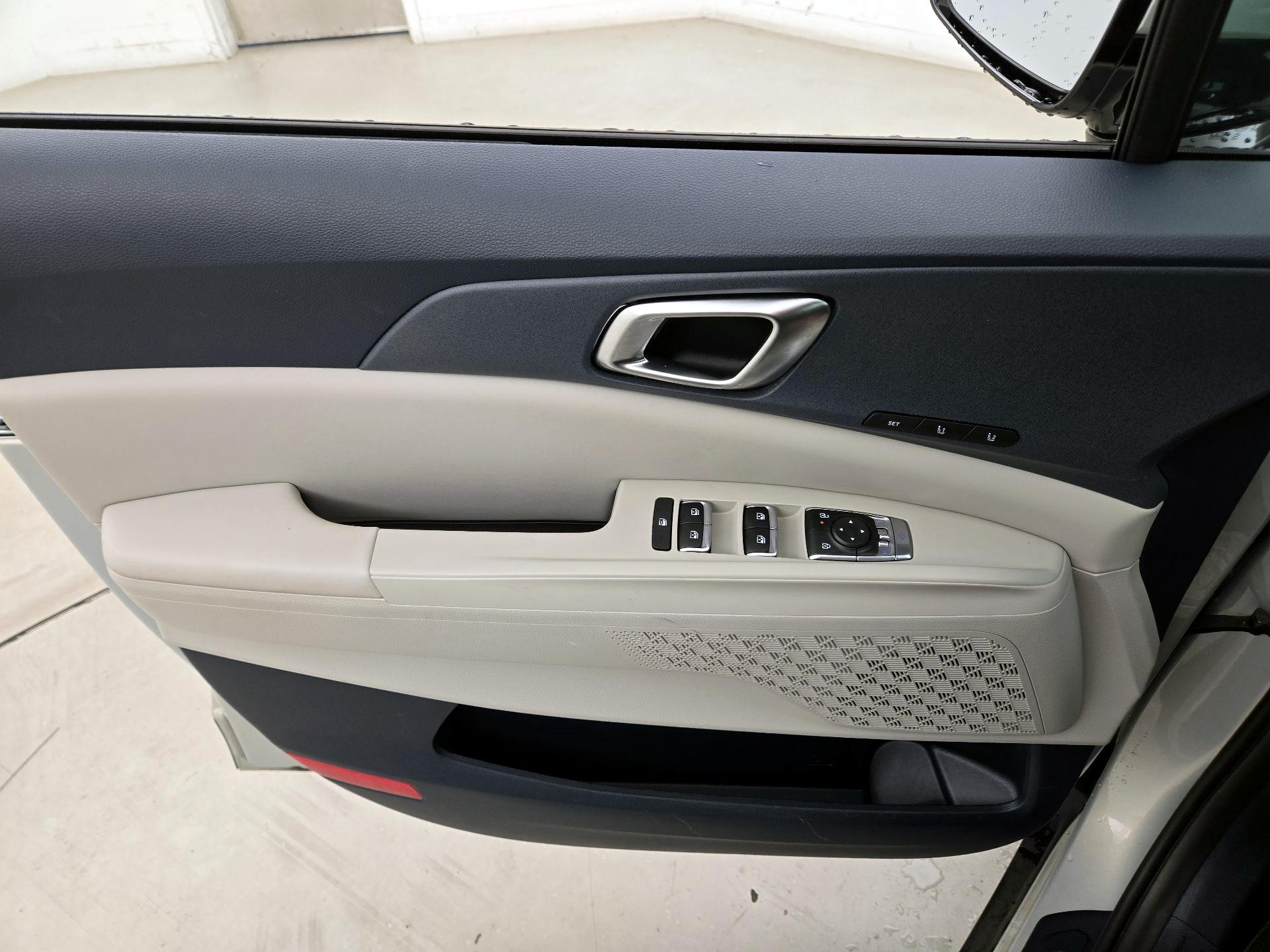 Thumbnail: 2025 Kia Carnival - 12