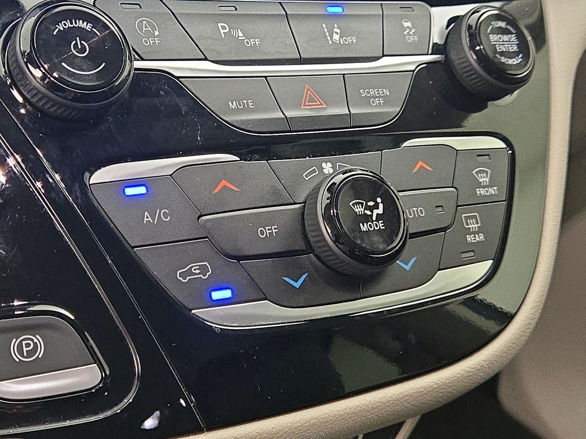 Thumbnail: 2023 Chrysler Pacifica - 16