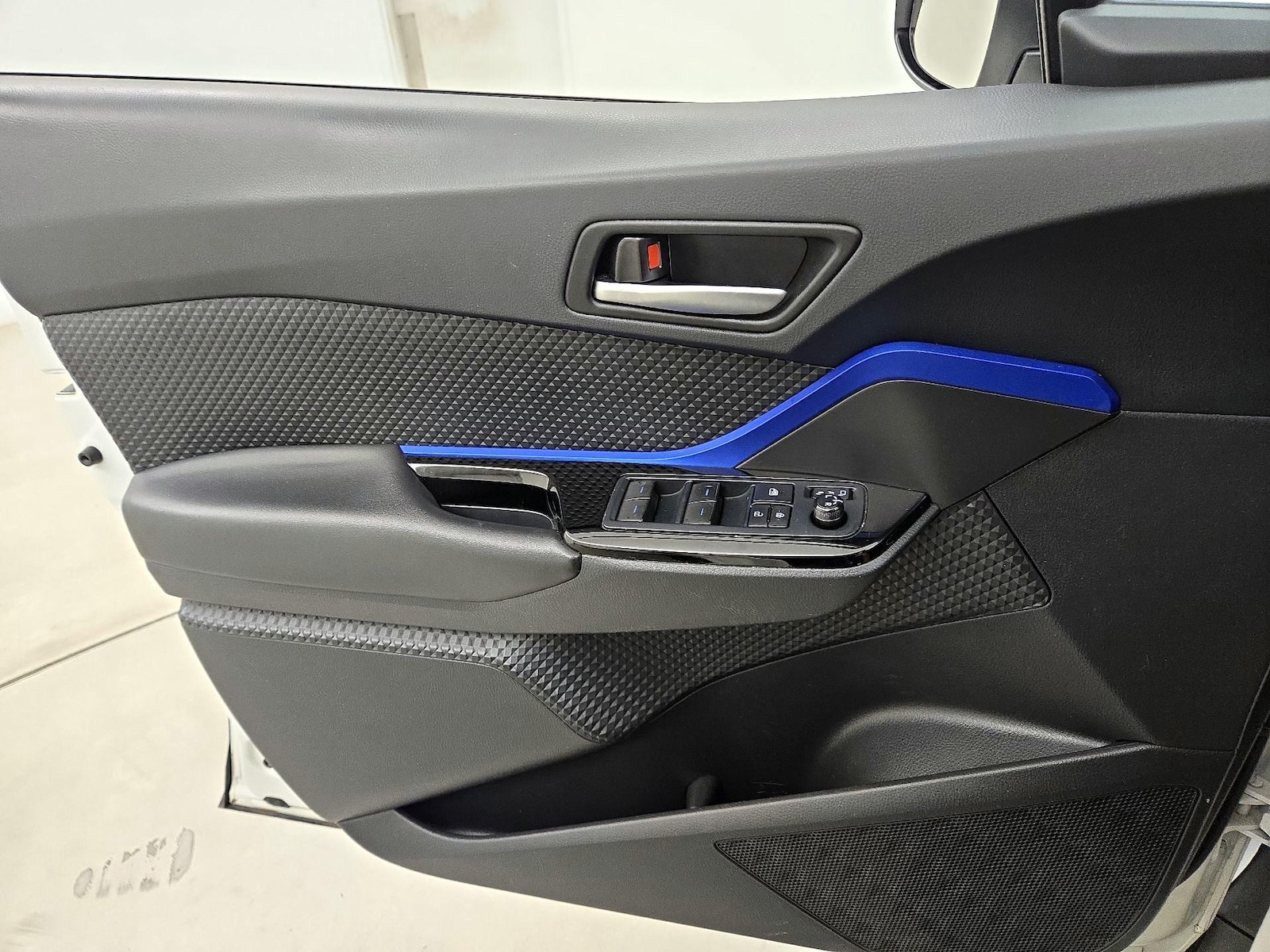 2021 Toyota C-HR XLE - Photo 13