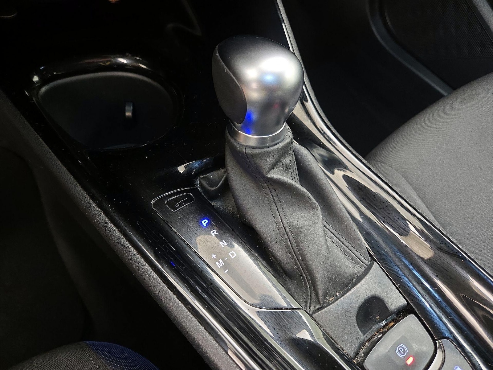 2021 Toyota C-HR XLE - Photo 18