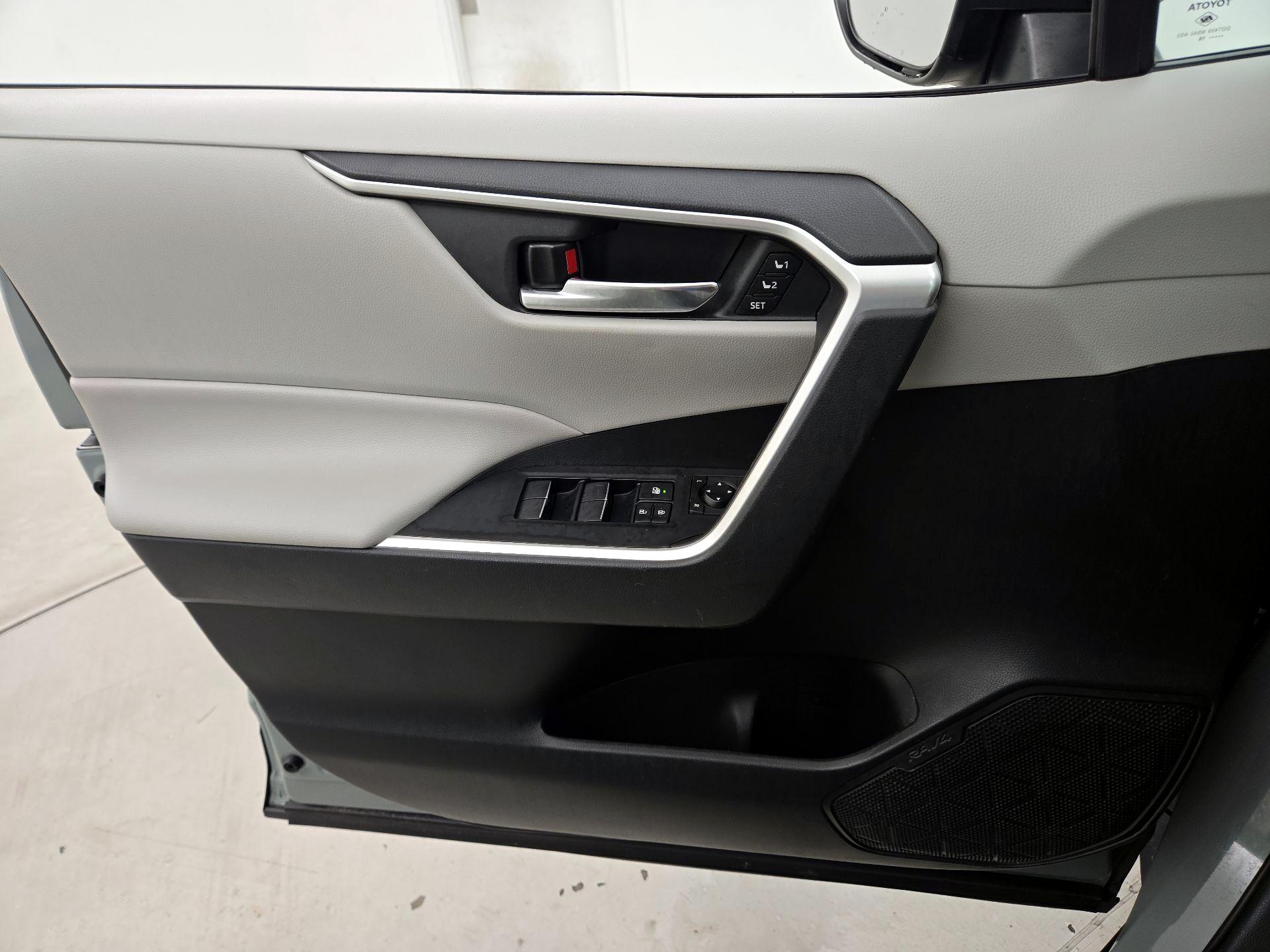 Thumbnail: 2019 Toyota RAV4 - 12