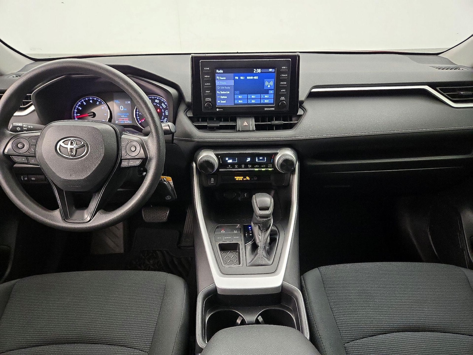 2020 Toyota RAV4 LE - Photo 10
