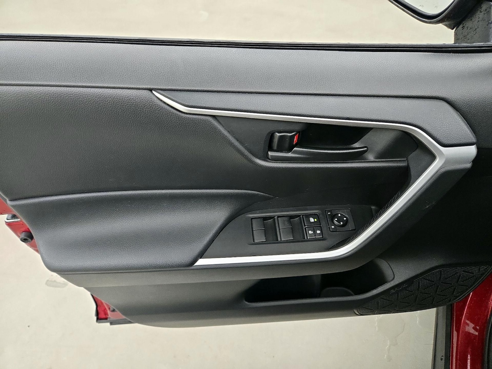 2020 Toyota RAV4 LE - Photo 13