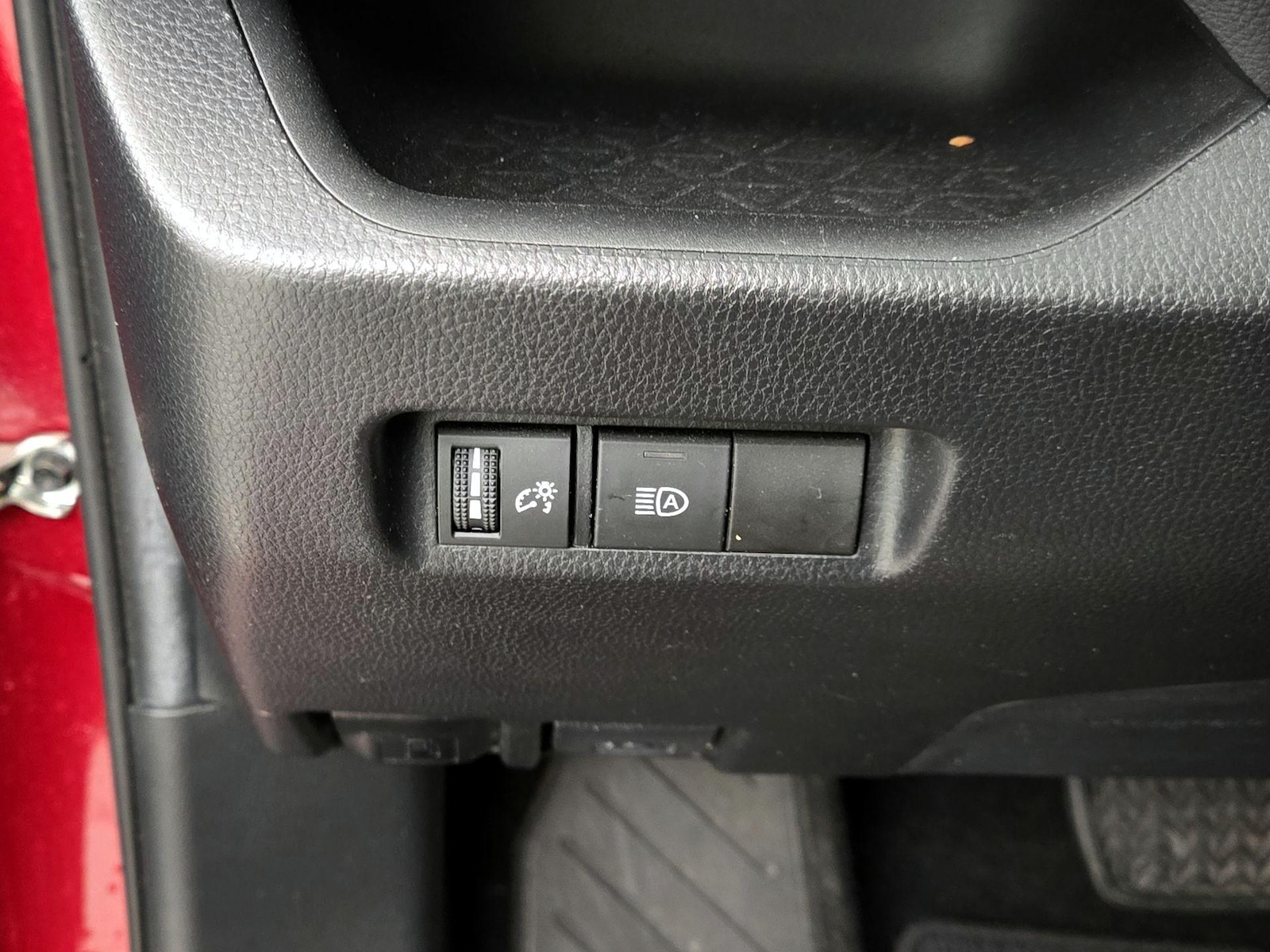 2020 Toyota RAV4 LE - Photo 14