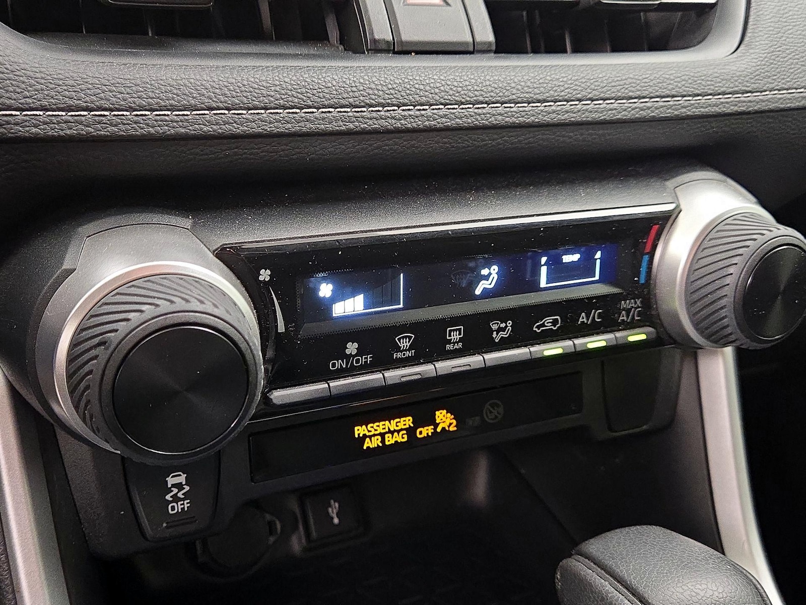 2020 Toyota RAV4 LE - Photo 17