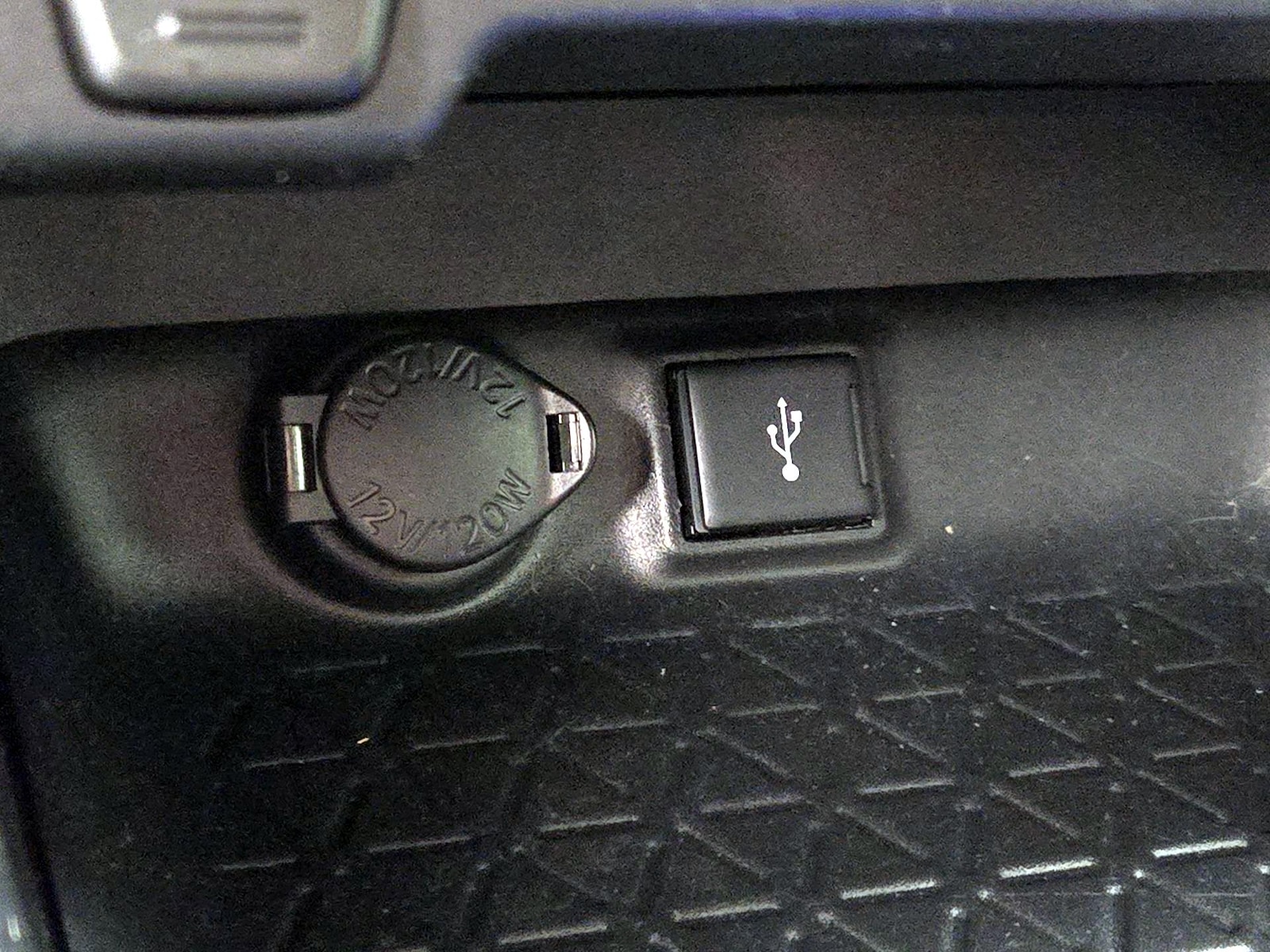 2020 Toyota RAV4 LE - Photo 19
