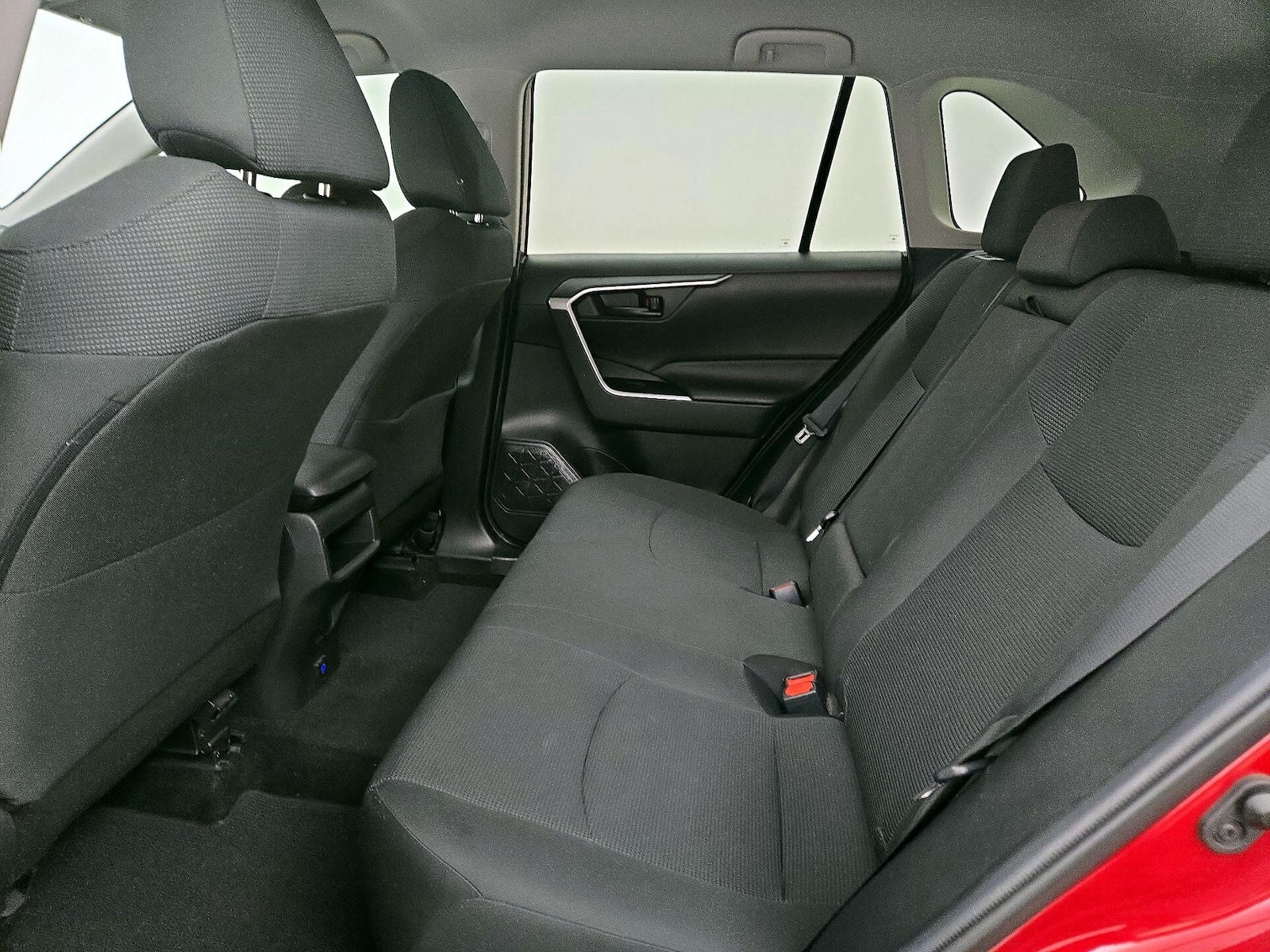2020 Toyota RAV4 LE - Photo 20