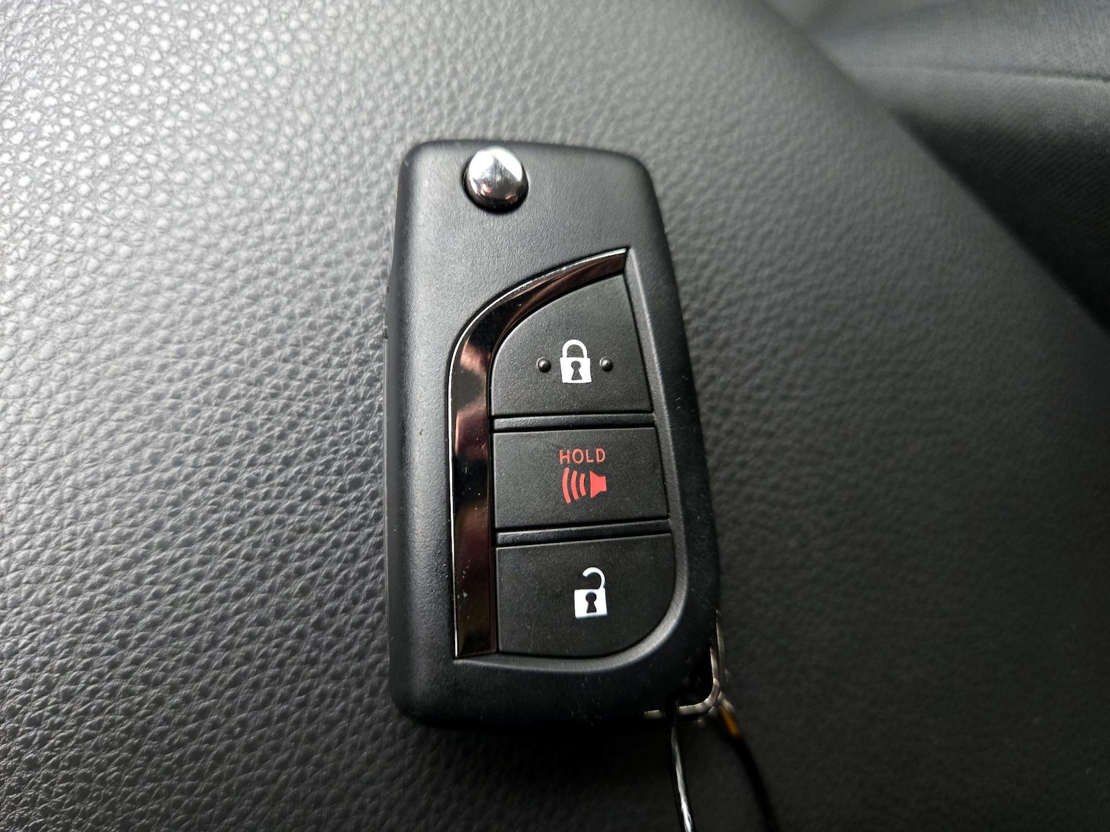 2020 Toyota RAV4 LE - Photo 23
