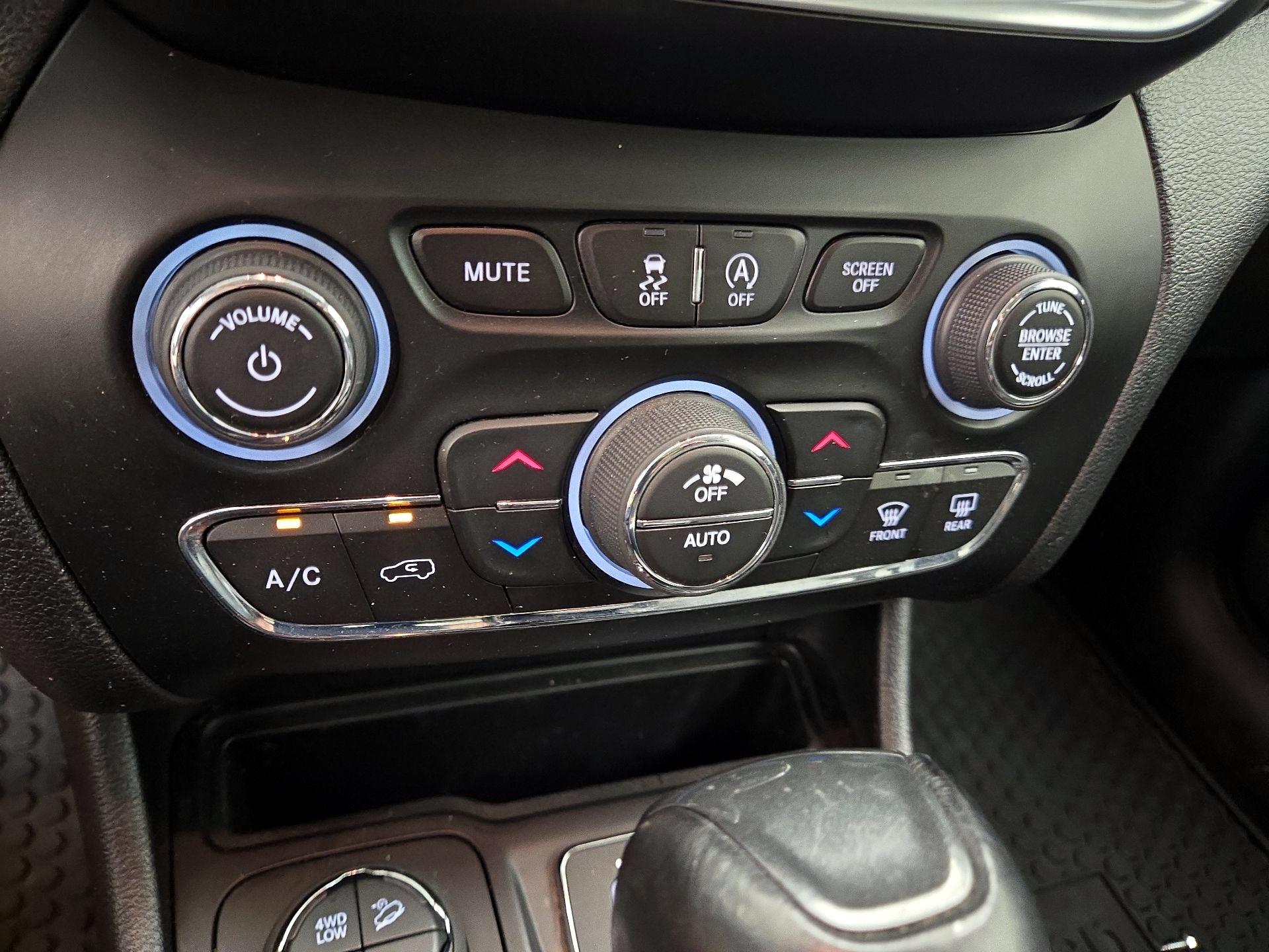 Thumbnail: 2021 Jeep Cherokee - 16