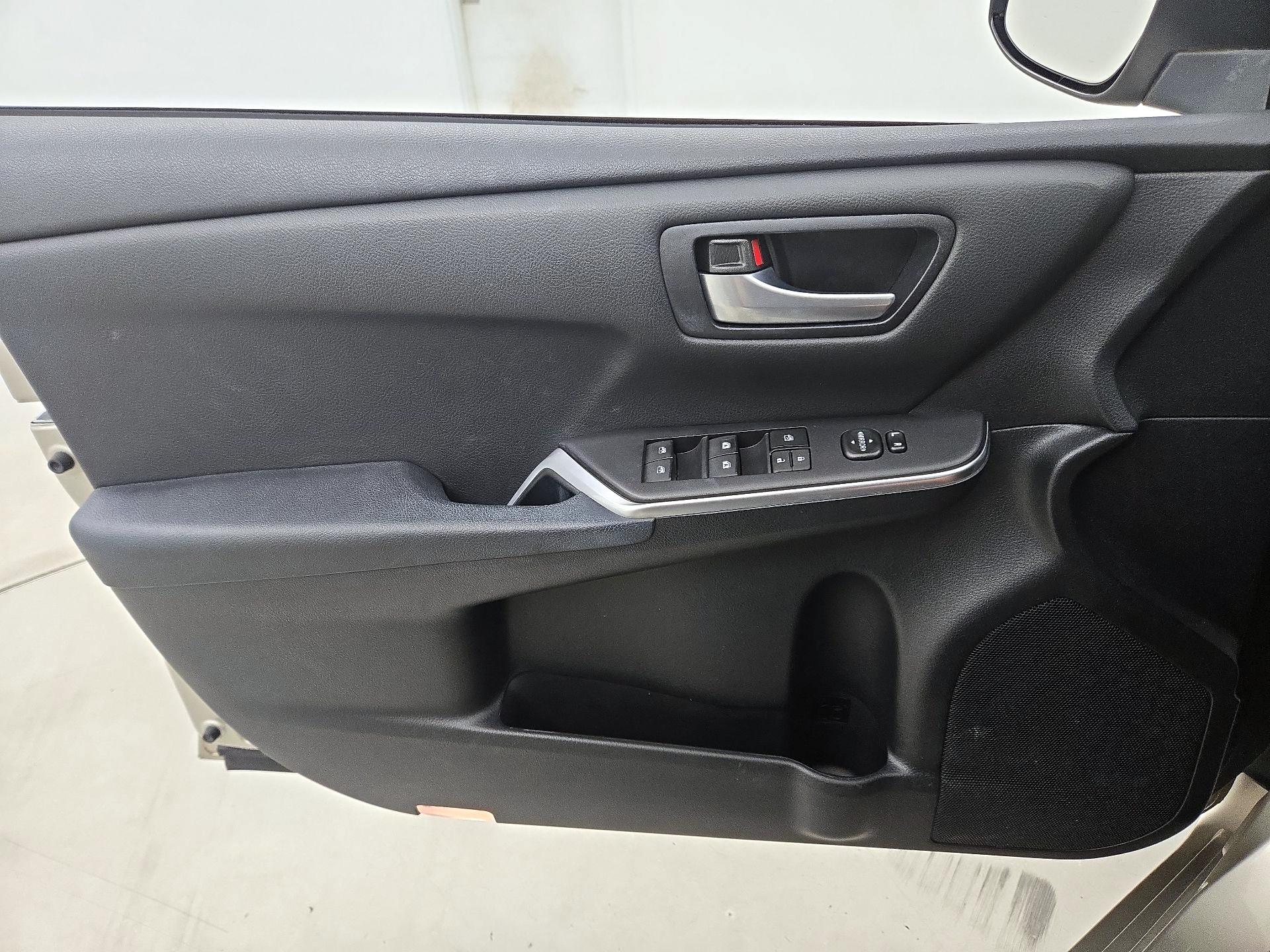 Thumbnail: 2015 Toyota Camry - 12