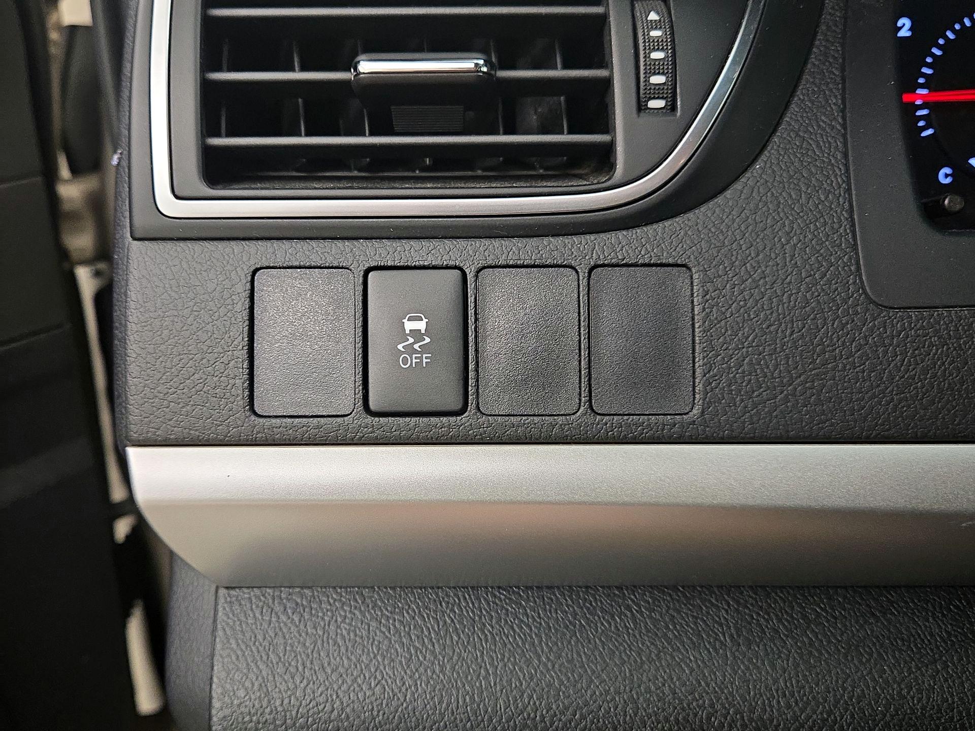 Thumbnail: 2015 Toyota Camry - 13
