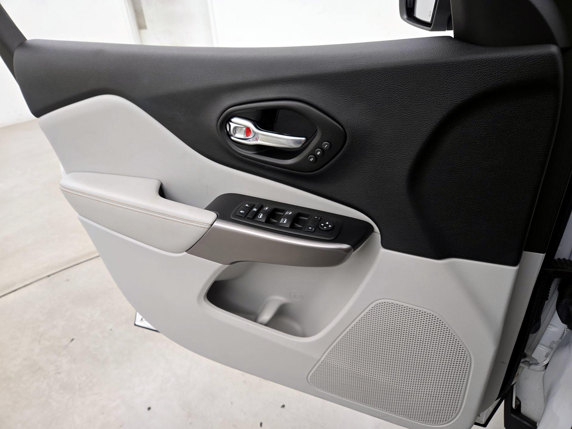 Thumbnail: 2021 Jeep Cherokee - 12